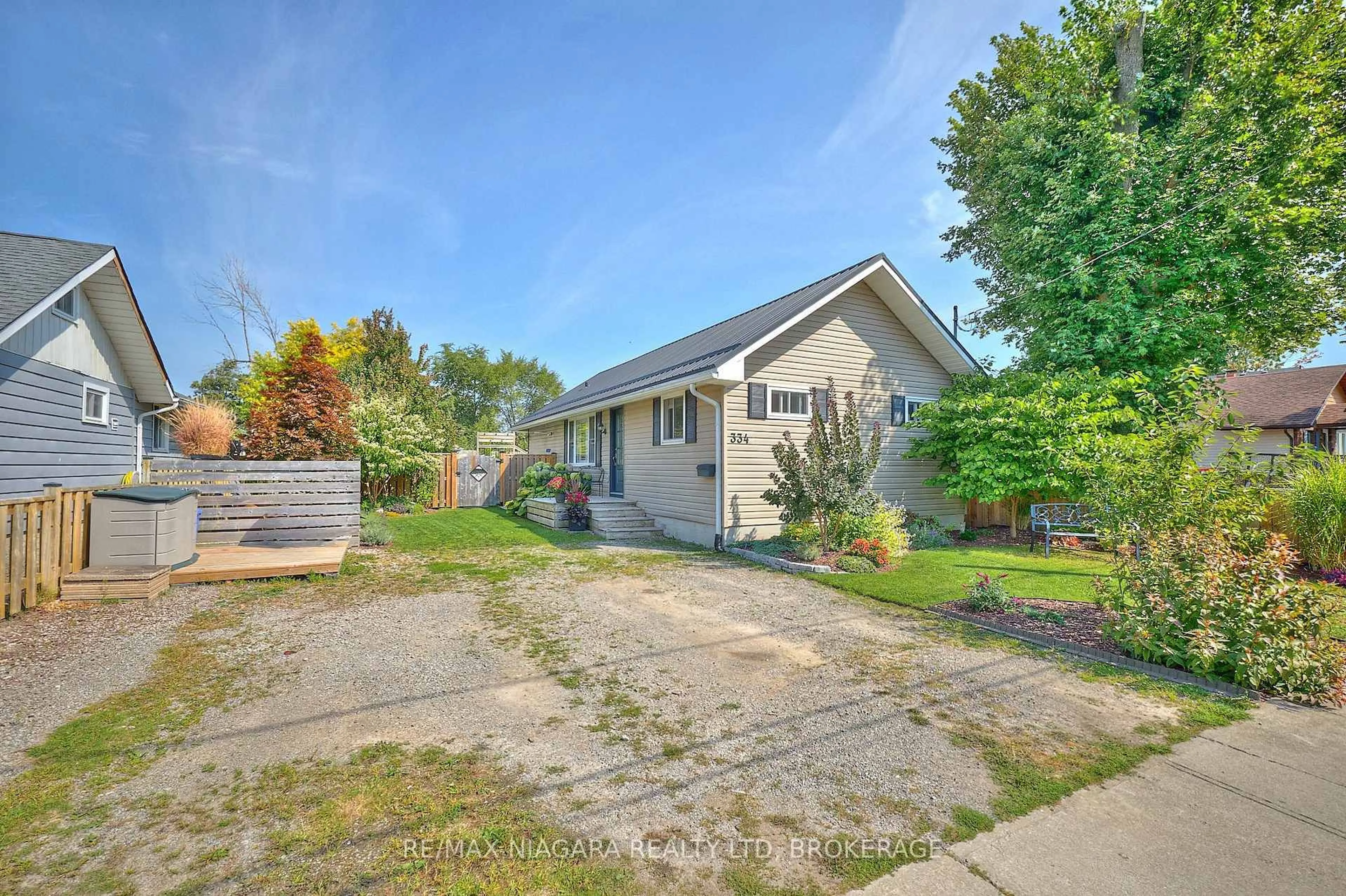 A pic from outside/outdoor area/front of a property/back of a property/a pic from drone, street for 334 Leask Ave, Fort Erie Ontario L2A 4L4