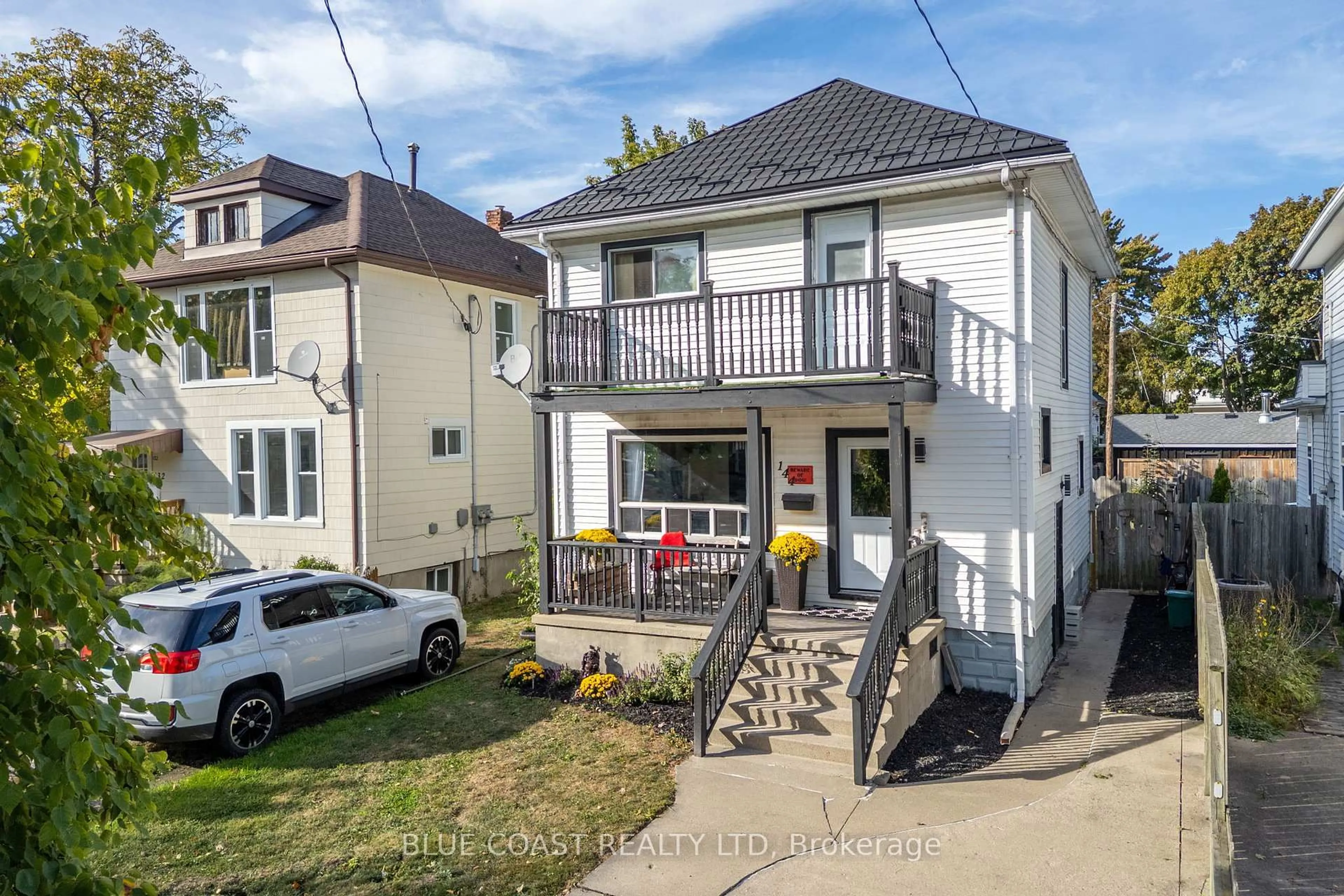 A pic from outside/outdoor area/front of a property/back of a property/a pic from drone, street for 144 Richard St, Sarnia Ontario N7T 1S7