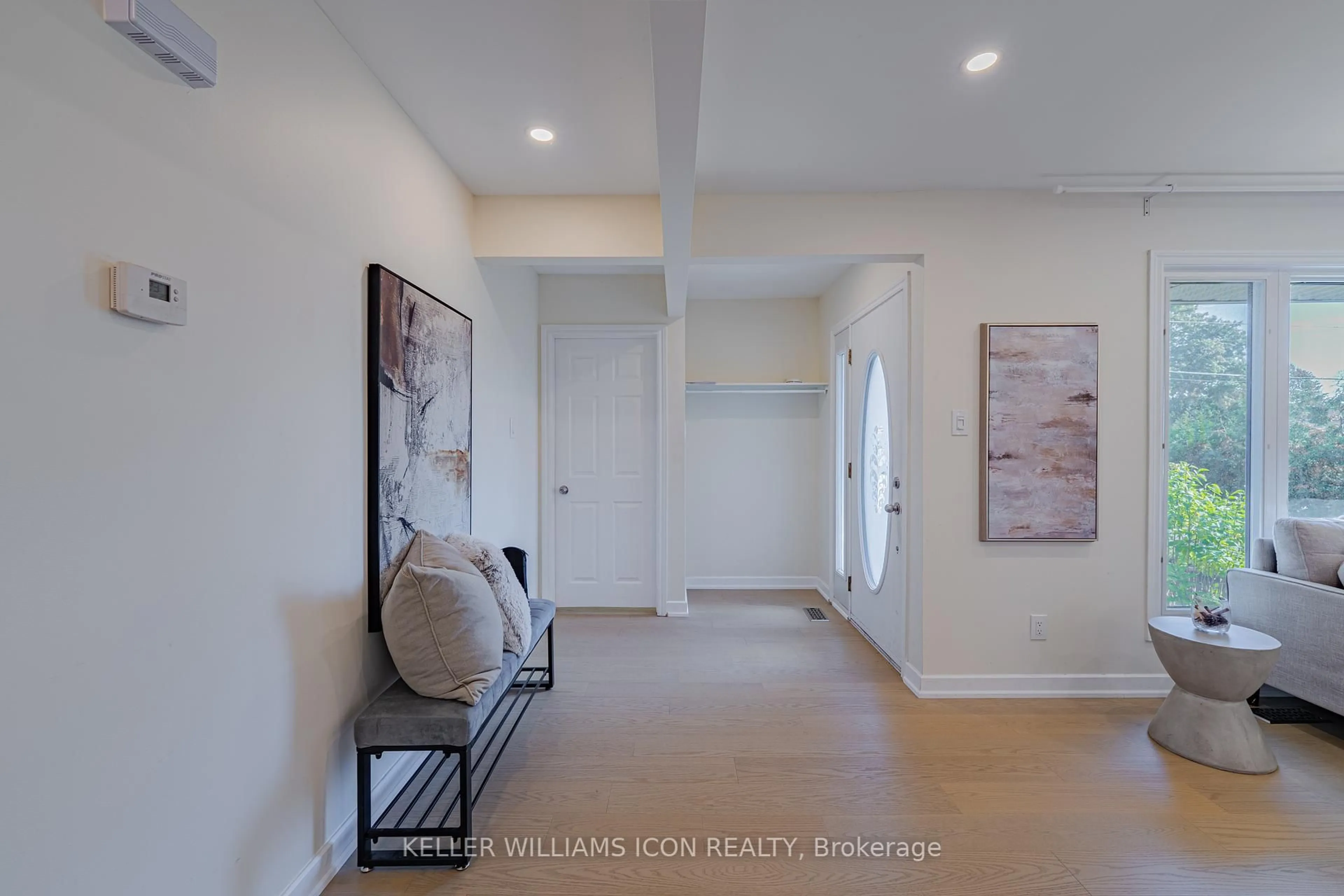 Indoor entryway for 1666 Fisher Ave, Ottawa Ontario K2C 1X7