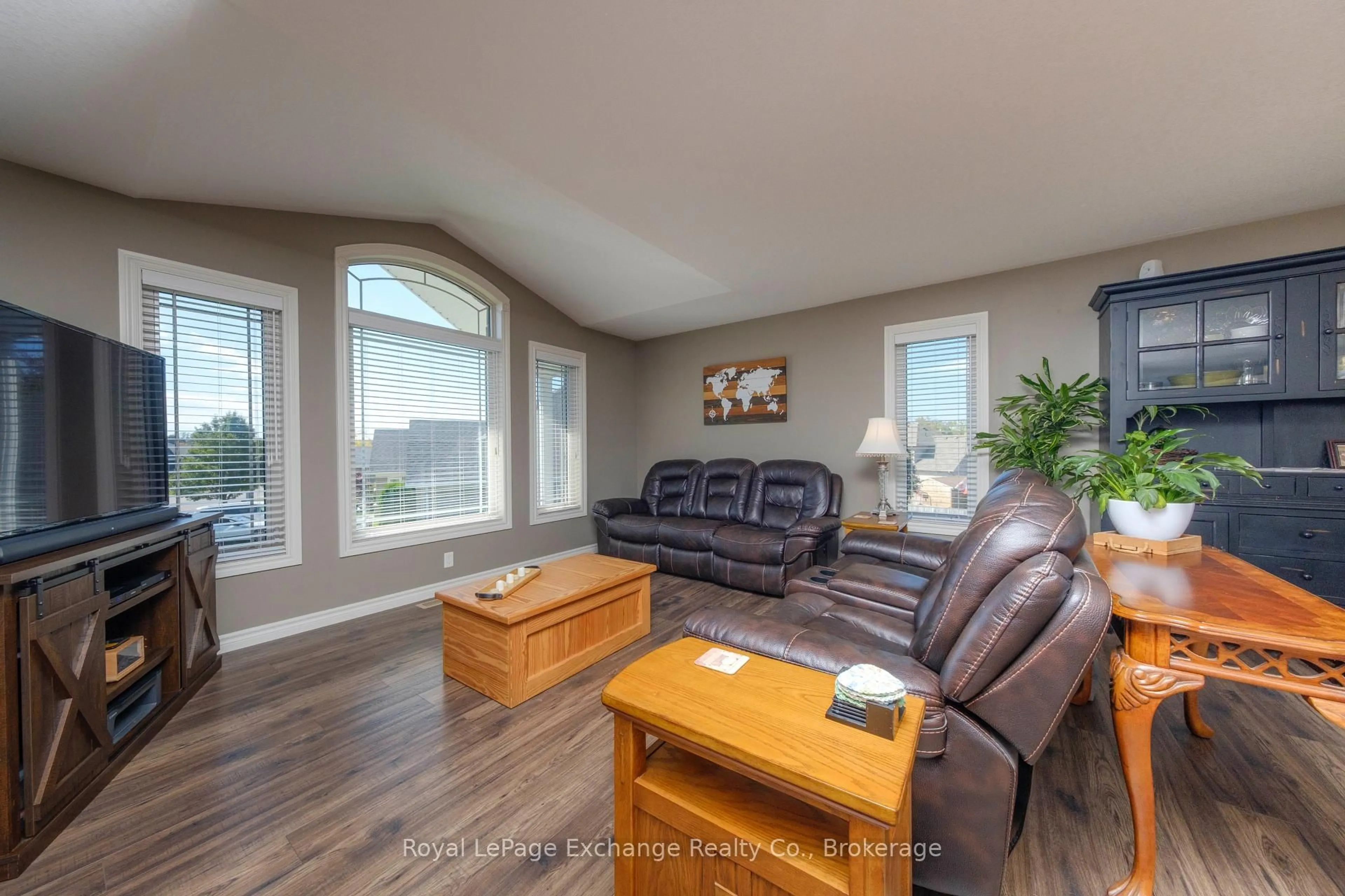 Living room with furniture, wood/laminate floor for 54 Lakefield Dr, Kincardine Ontario N2Z 0C9