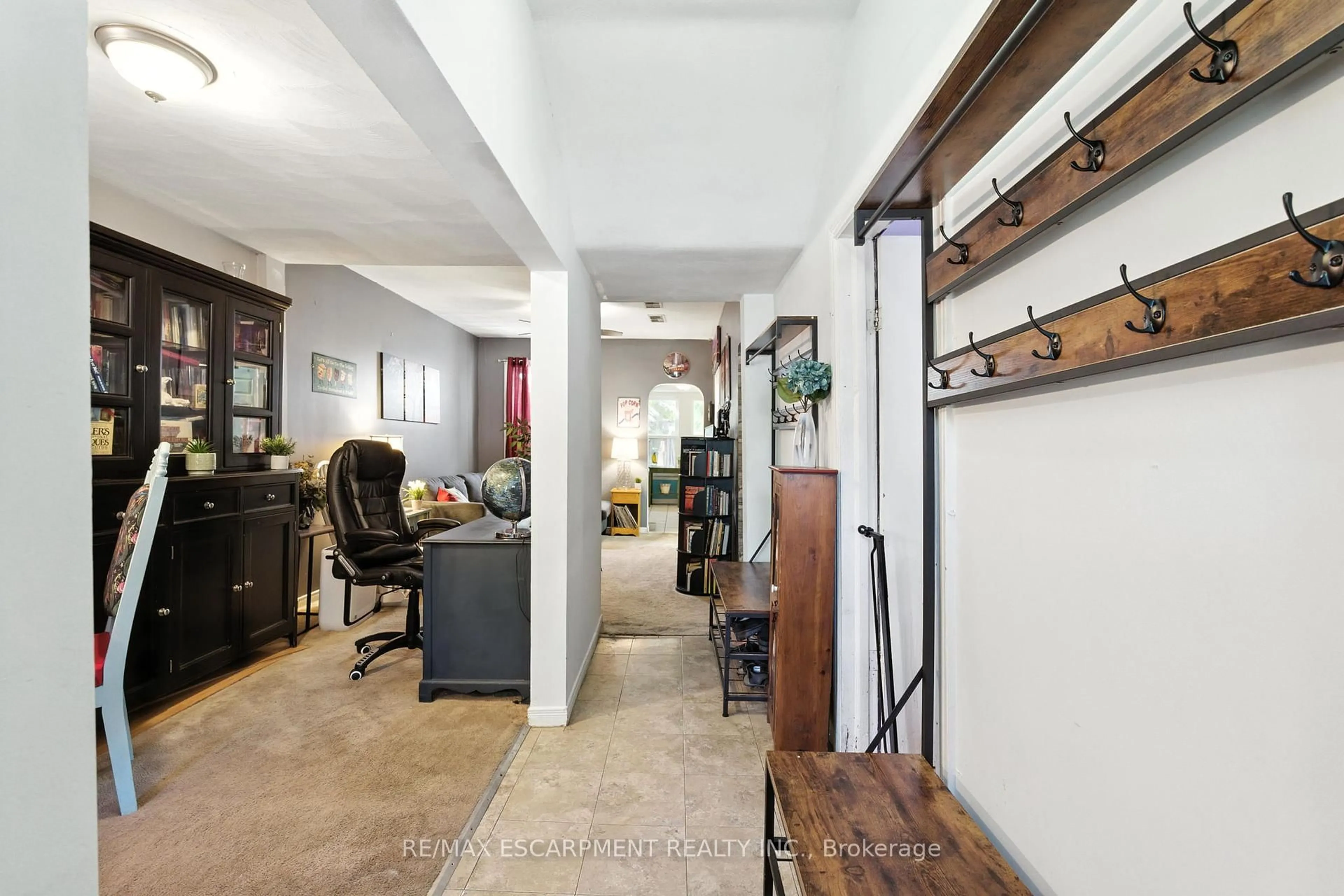 Indoor foyer for 78 East 23rd St, Hamilton Ontario L8V 2W8