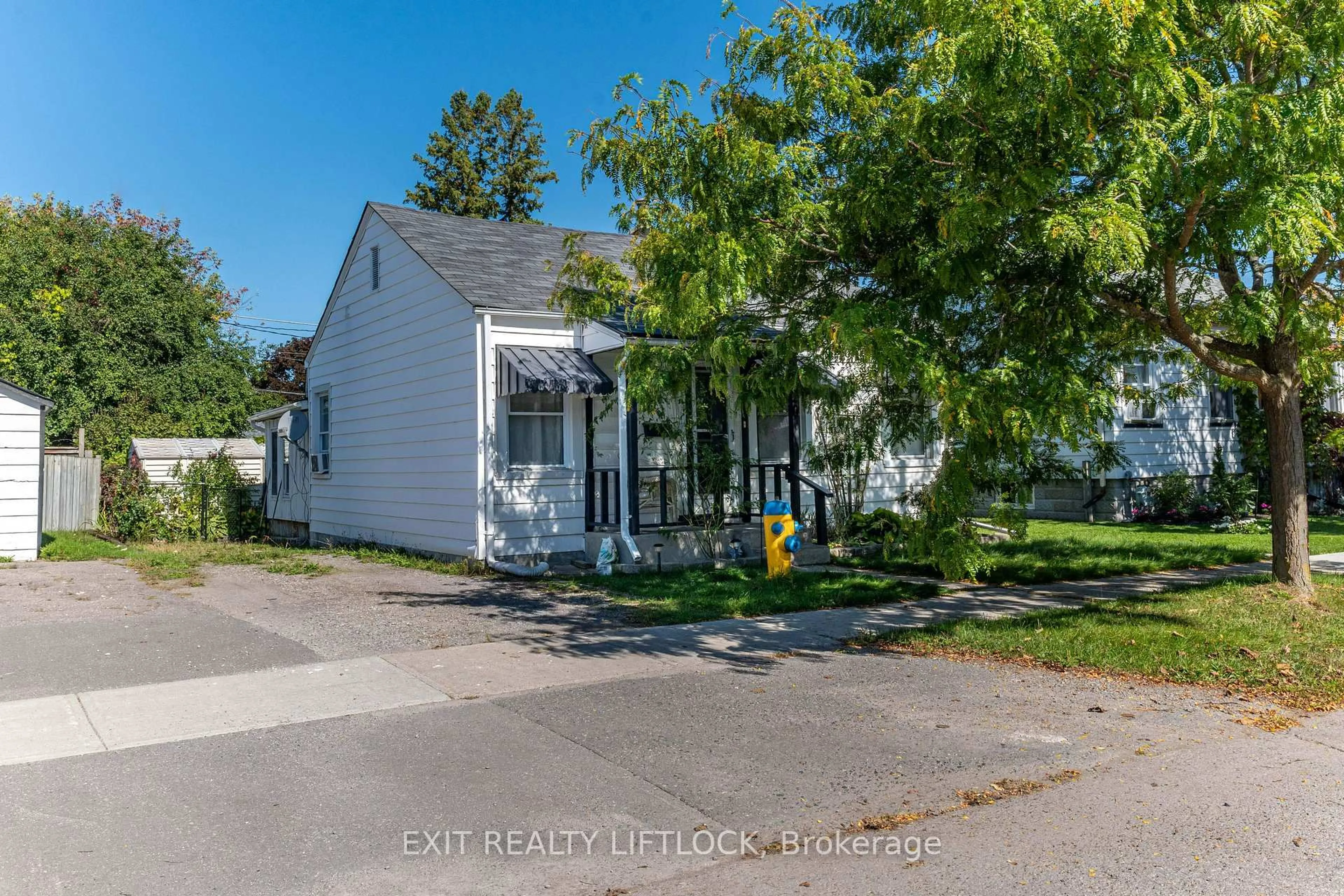 A pic from outside/outdoor area/front of a property/back of a property/a pic from drone, street for 720 New Romaine St, Peterborough Ontario K9J 2E8