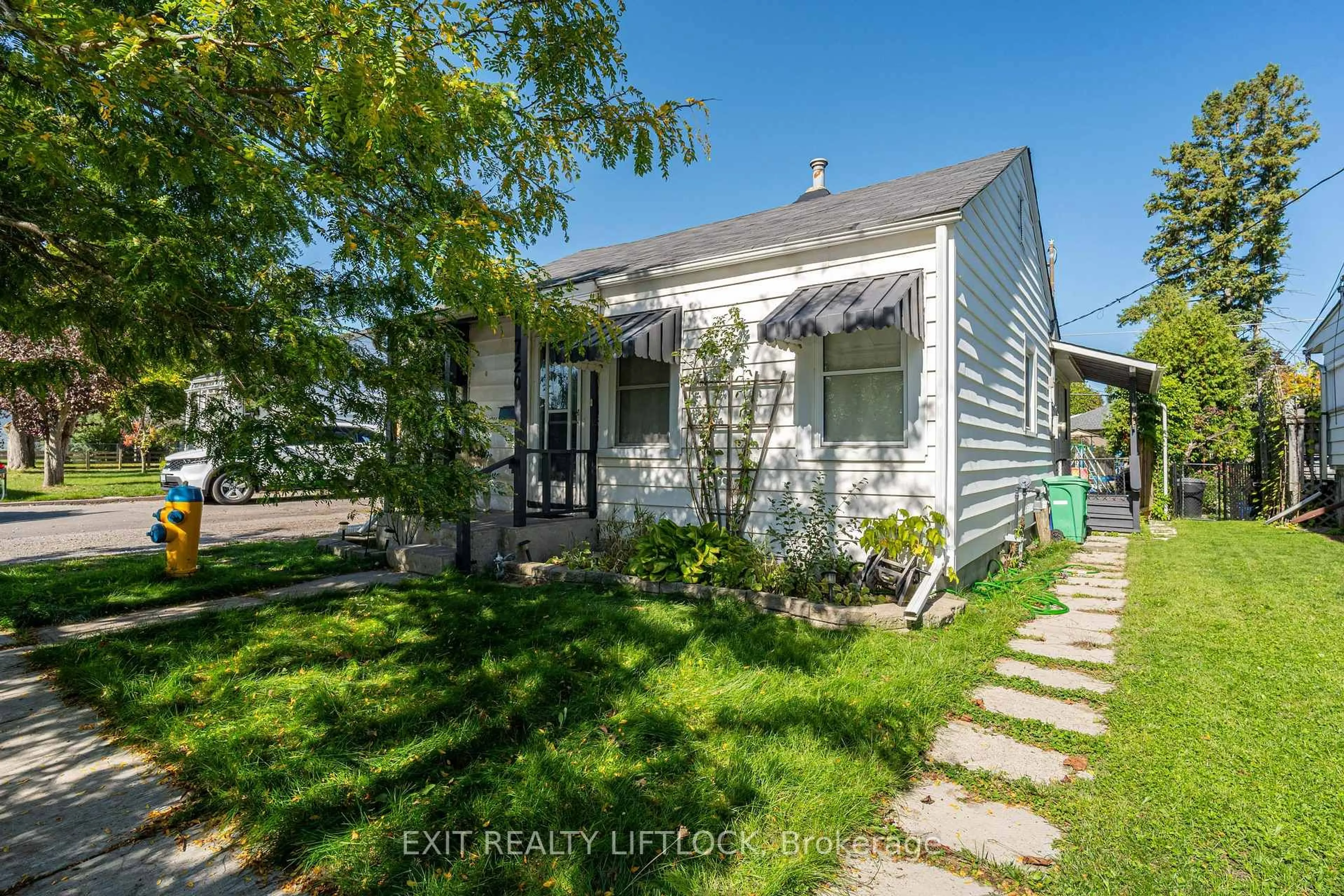 A pic from outside/outdoor area/front of a property/back of a property/a pic from drone, street for 720 New Romaine St, Peterborough Ontario K9J 2E8