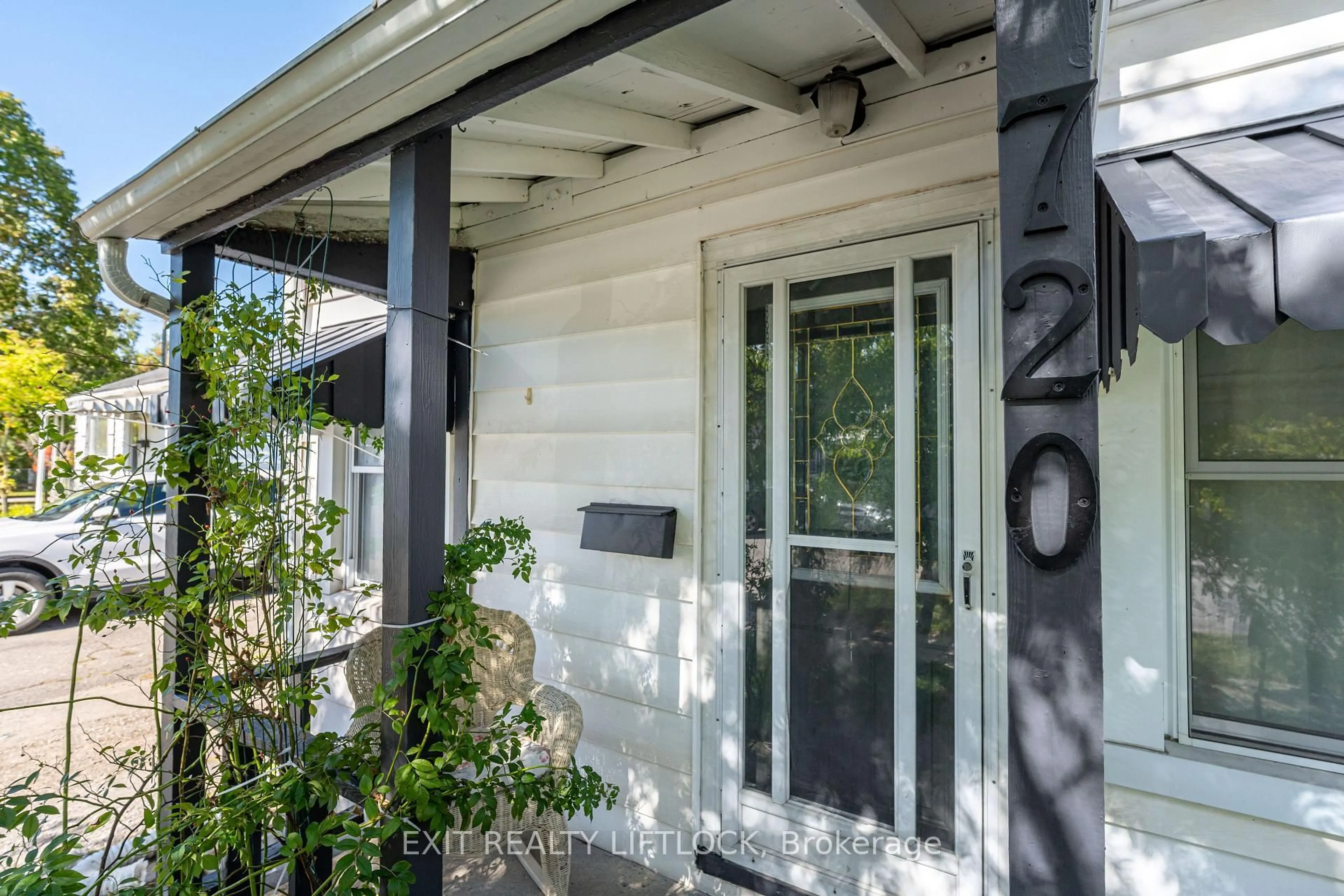 Indoor entryway for 720 New Romaine St, Peterborough Ontario K9J 2E8