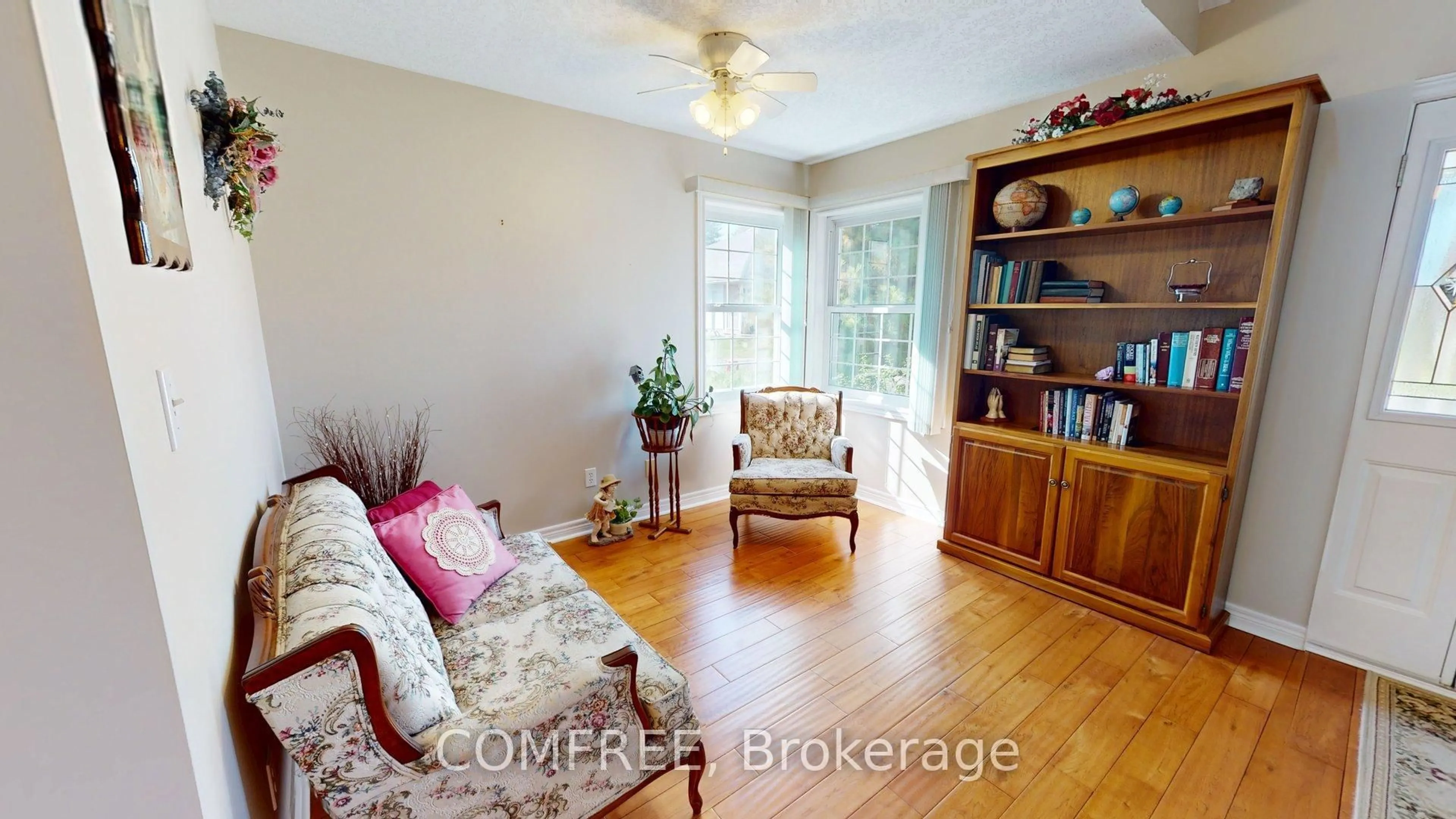 Living room with furniture, wood/laminate floor for 12 Pond View Dr #12, Wellesley Ontario N0B 2T0