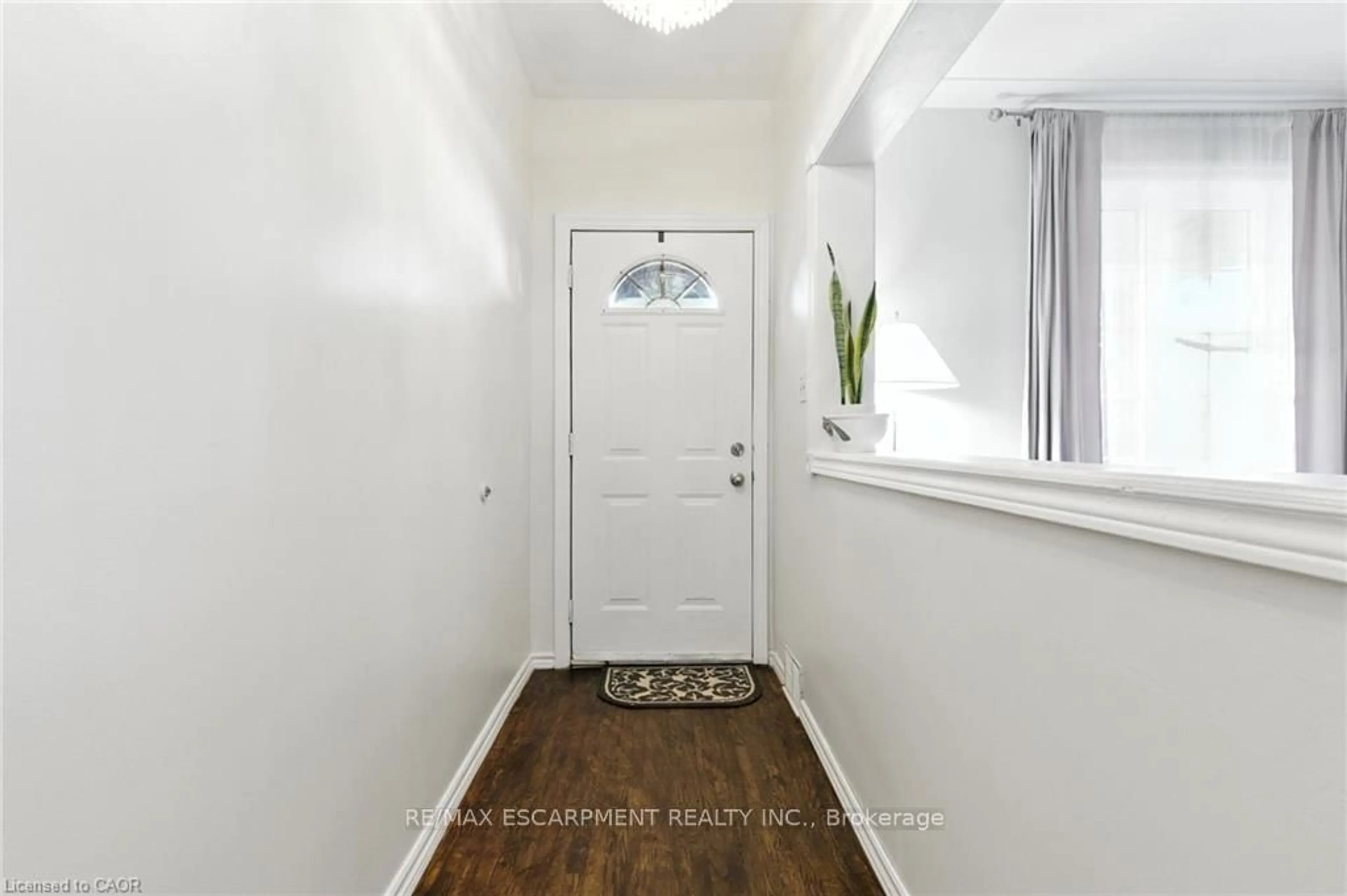 Indoor entryway for 44 Holton Ave, Hamilton Ontario L8L 6H4
