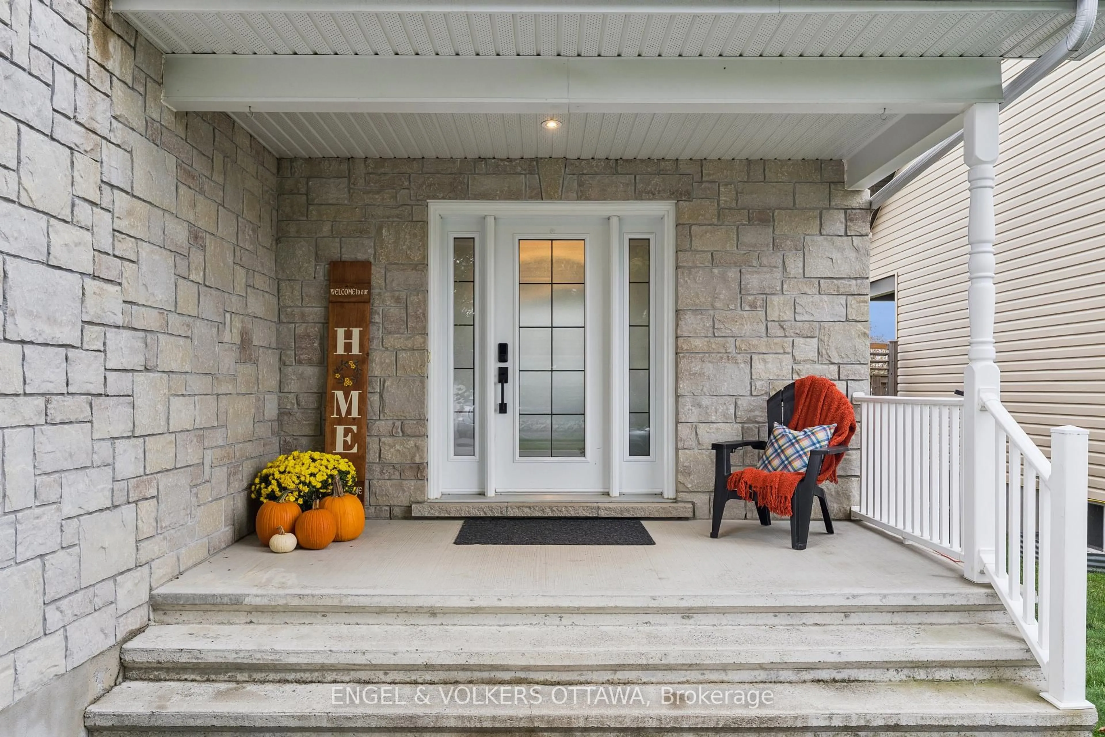 Indoor entryway for 161 Des Pins St, Russell Ontario K4R 0B9