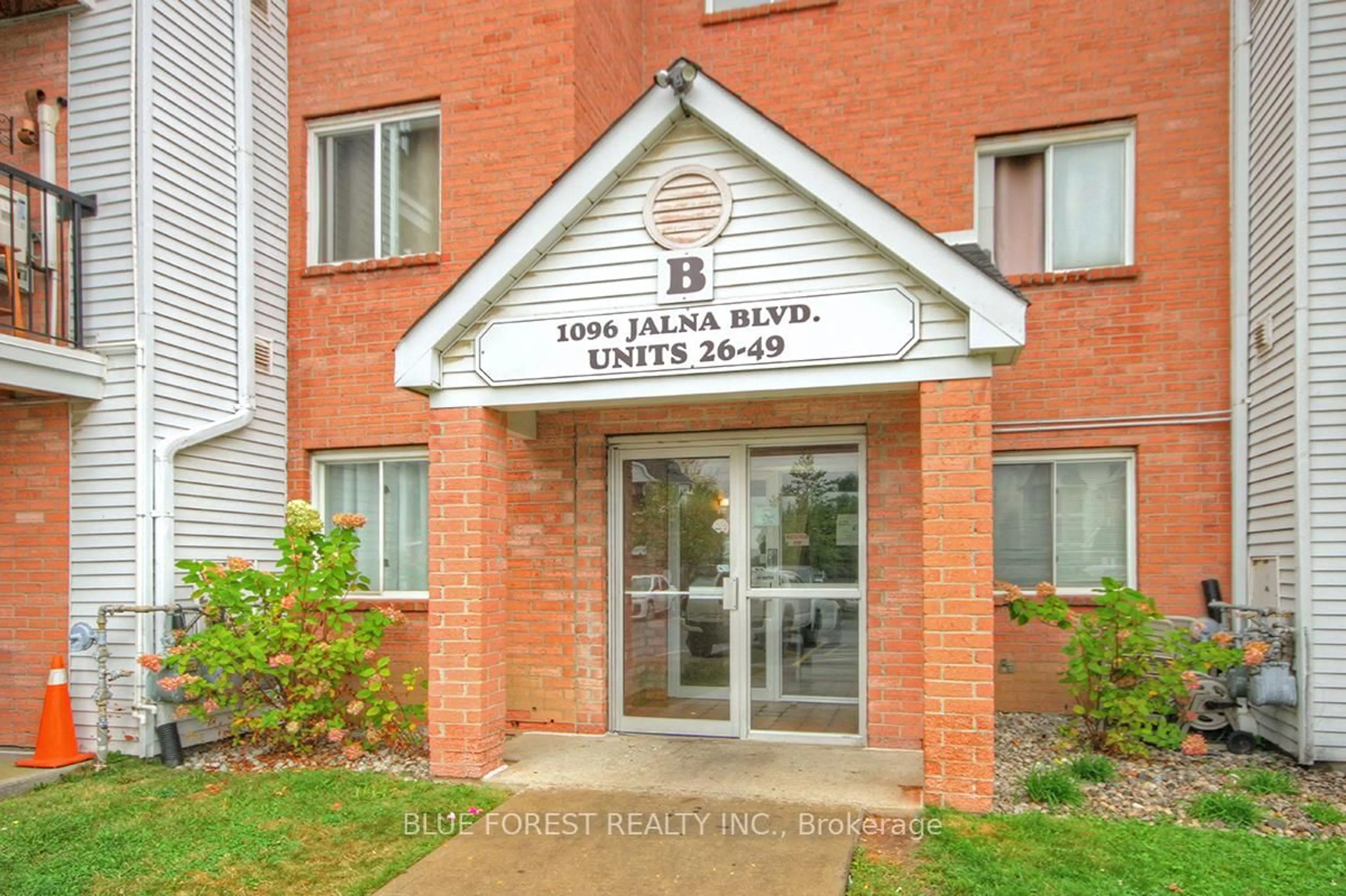 Indoor foyer for 1096 Jalna Blvd #37, London South Ontario N6E 3B8