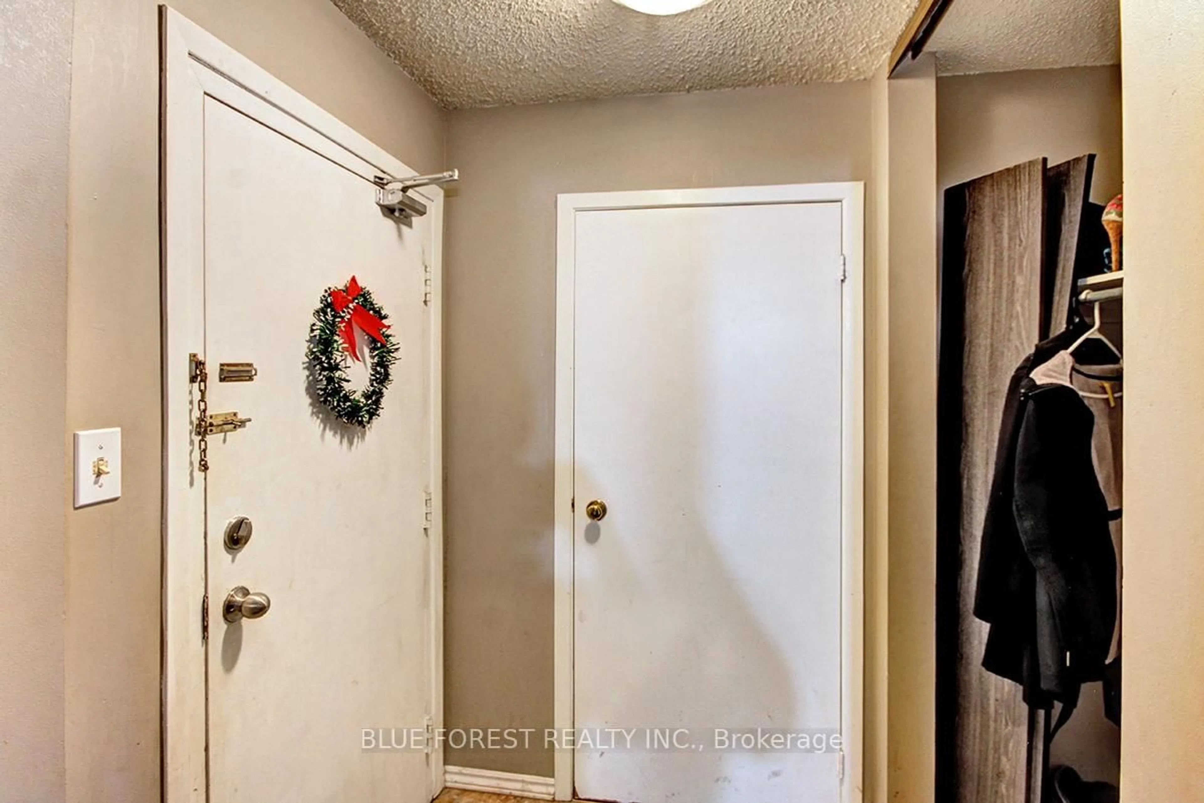 Indoor entryway for 1096 Jalna Blvd #37, London South Ontario N6E 3B8