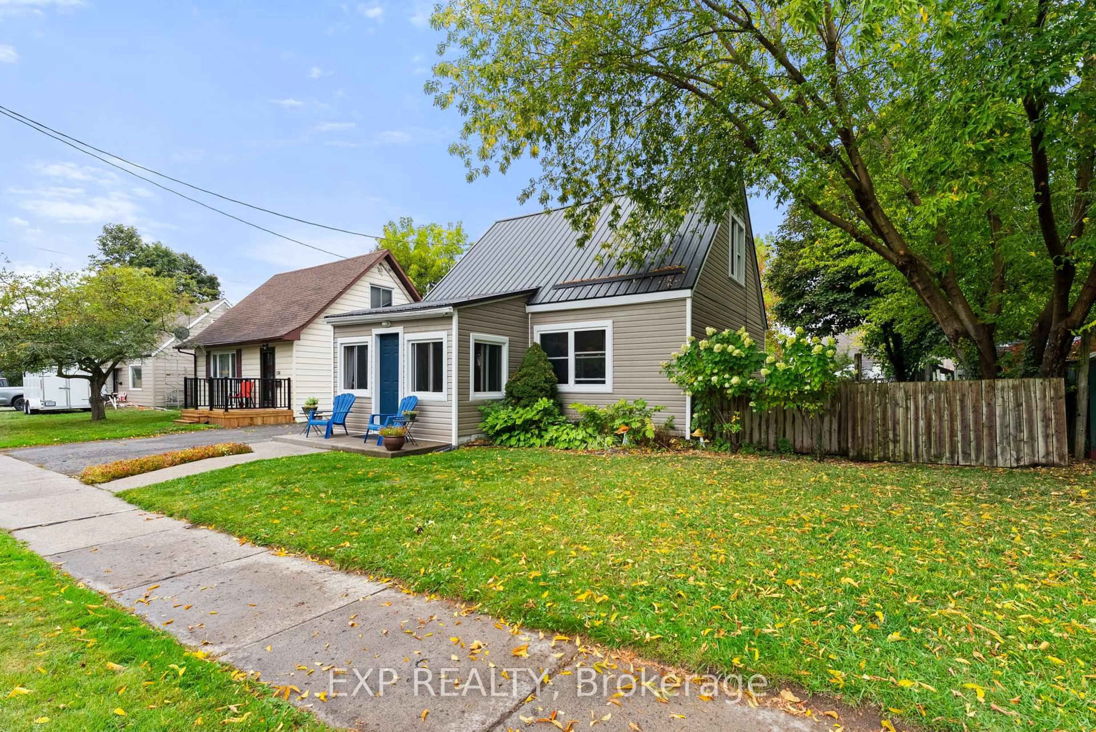 Home with vinyl exterior material, street for 138 Byron St, Quinte West Ontario K8V 2Y6