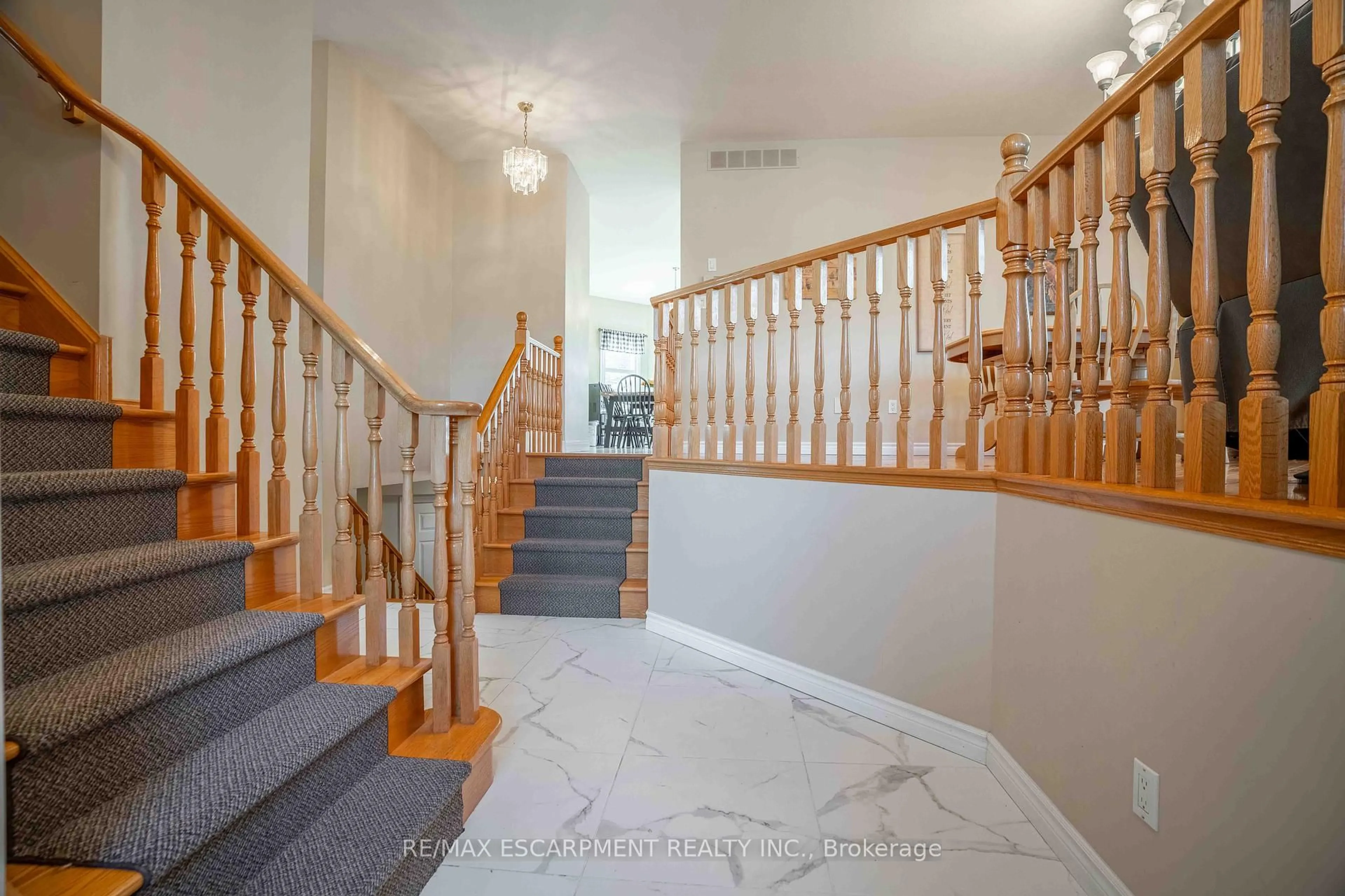 Indoor foyer for 441 Crerar Dr, Hamilton Ontario L9A 5K3
