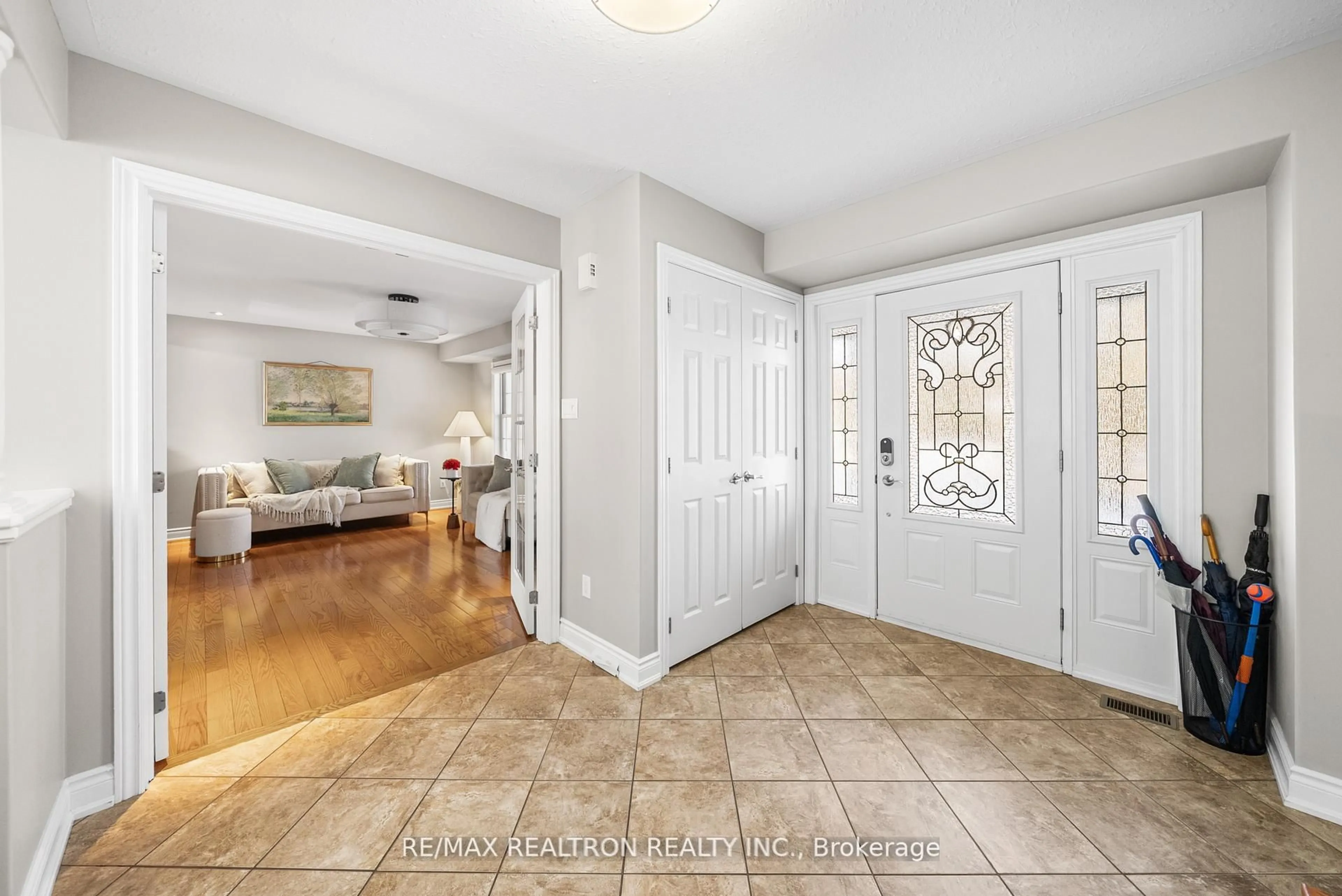 Indoor entryway for 100 Birch Grve, Shelburne Ontario L9V 2W3
