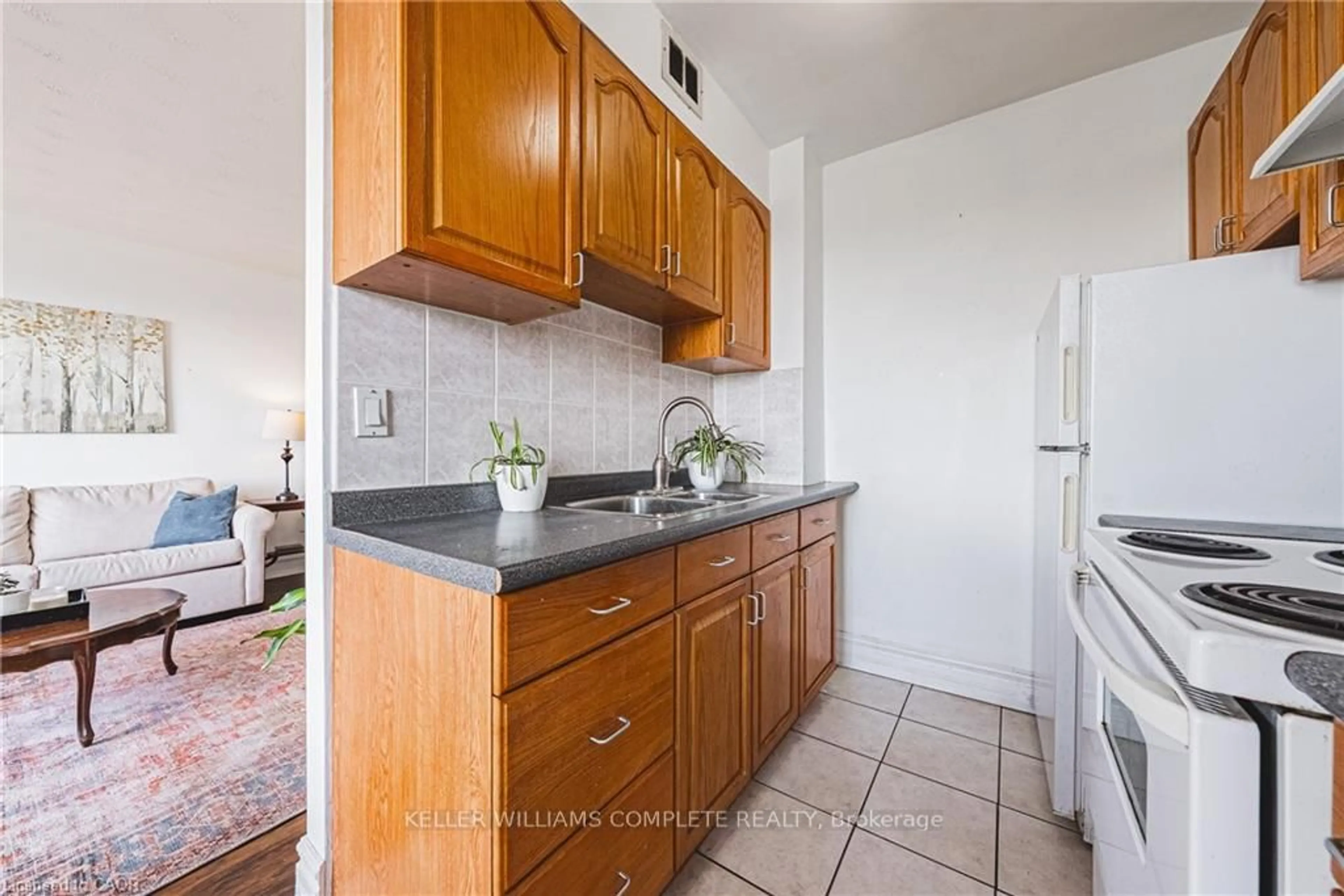 Standard kitchen, ceramic/tile floor for 101 QUEEN St #606, Hamilton Ontario L8P 3R9