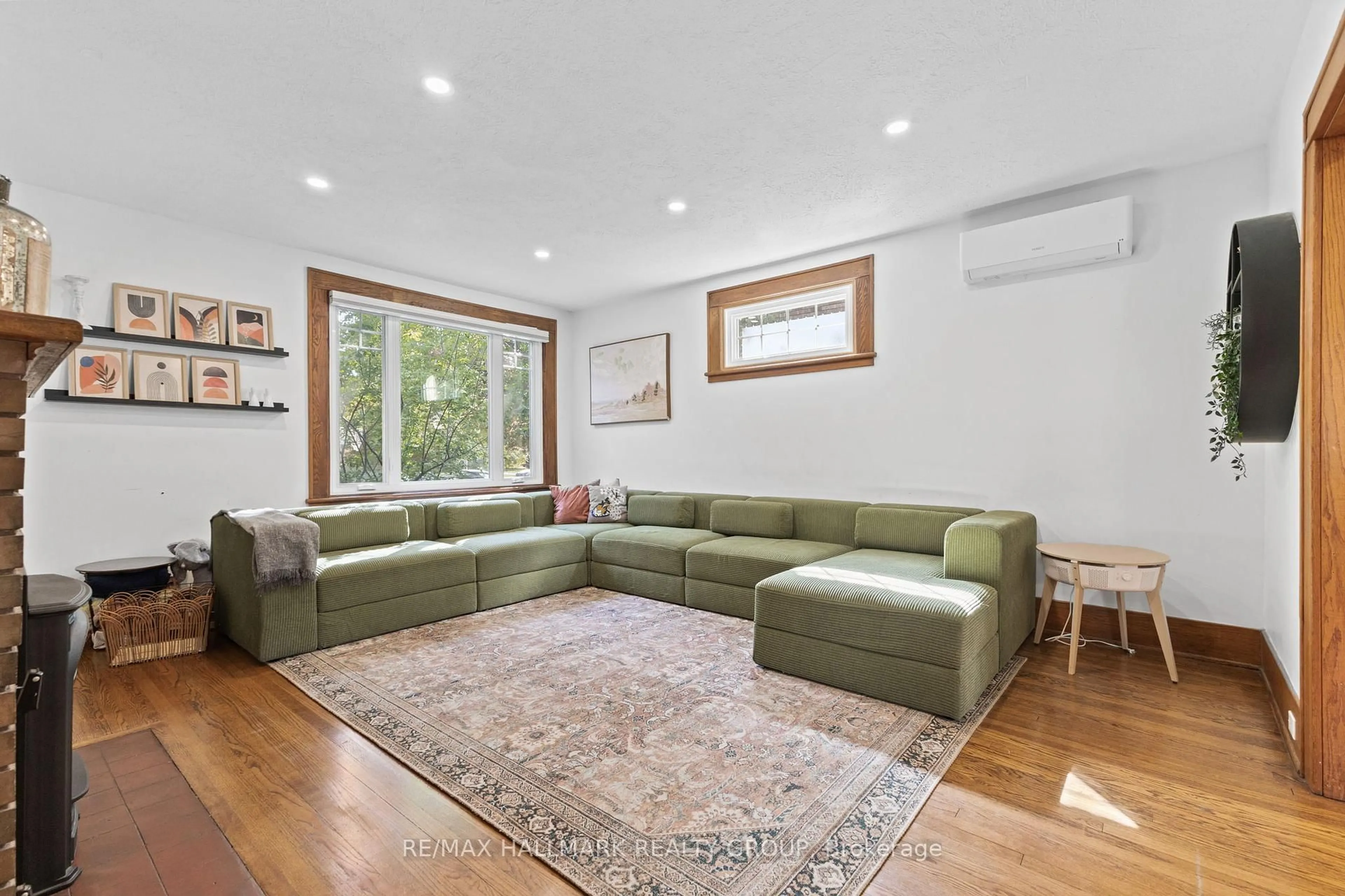 Living room with furniture, unknown for 321 Clemow Ave, Ottawa Ontario K1S 2B7
