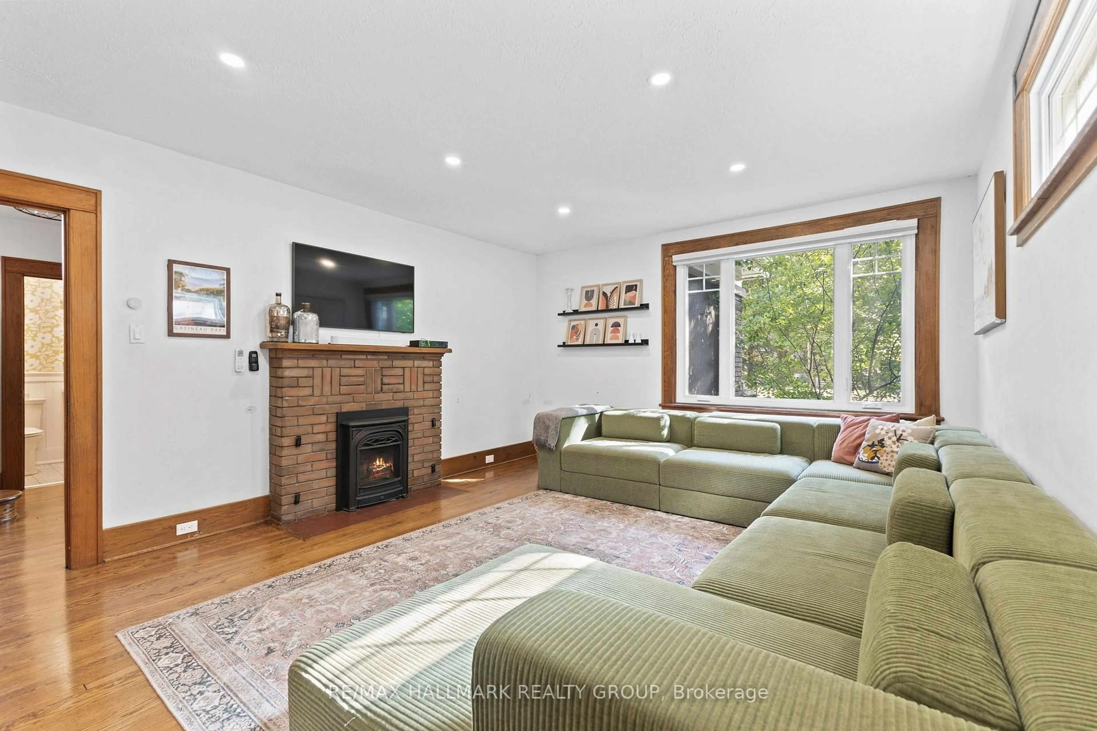 Living room with furniture, unknown for 321 Clemow Ave, Ottawa Ontario K1S 2B7