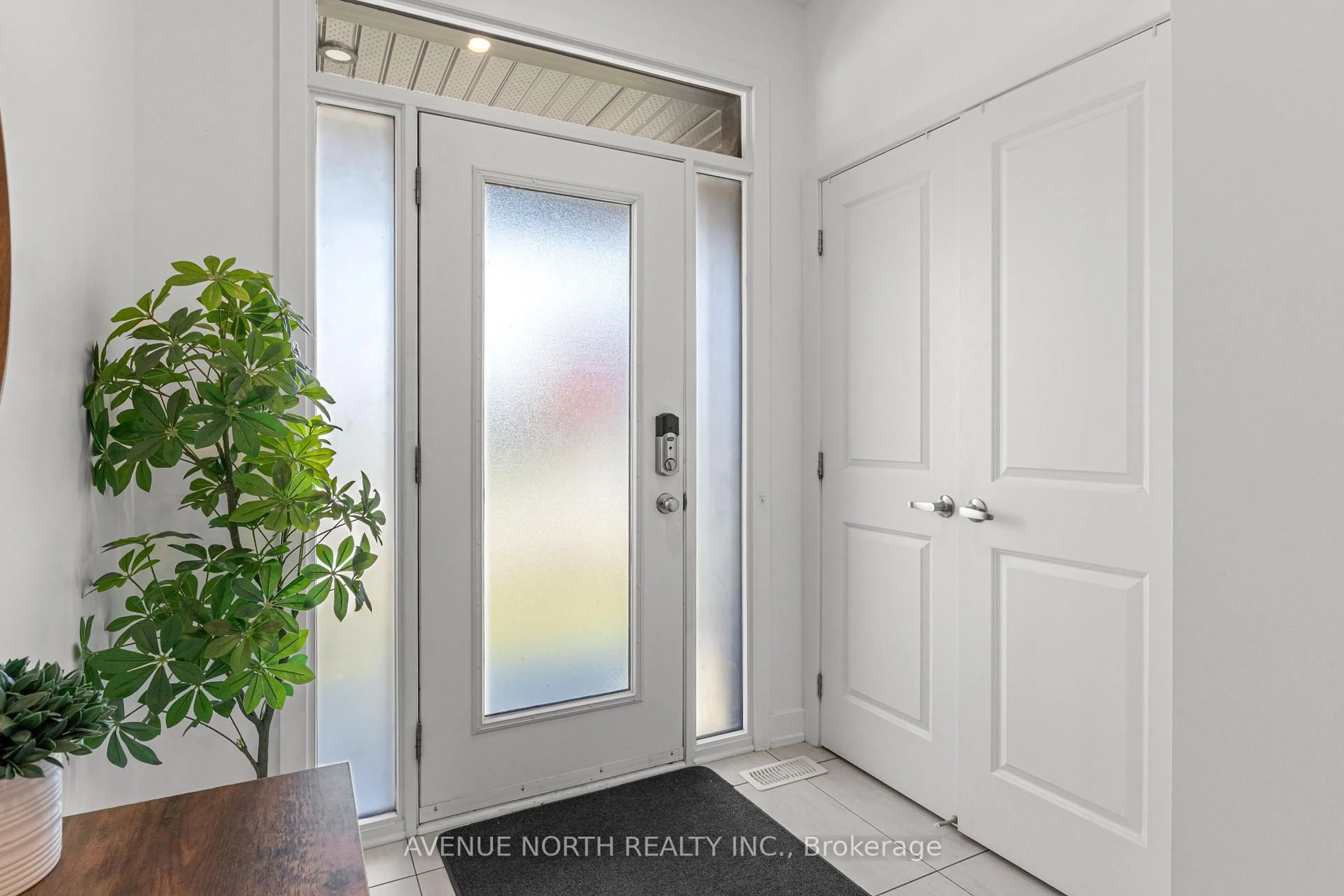 Indoor entryway for 653 Putney Cres, Ottawa Ontario K2S 2N7