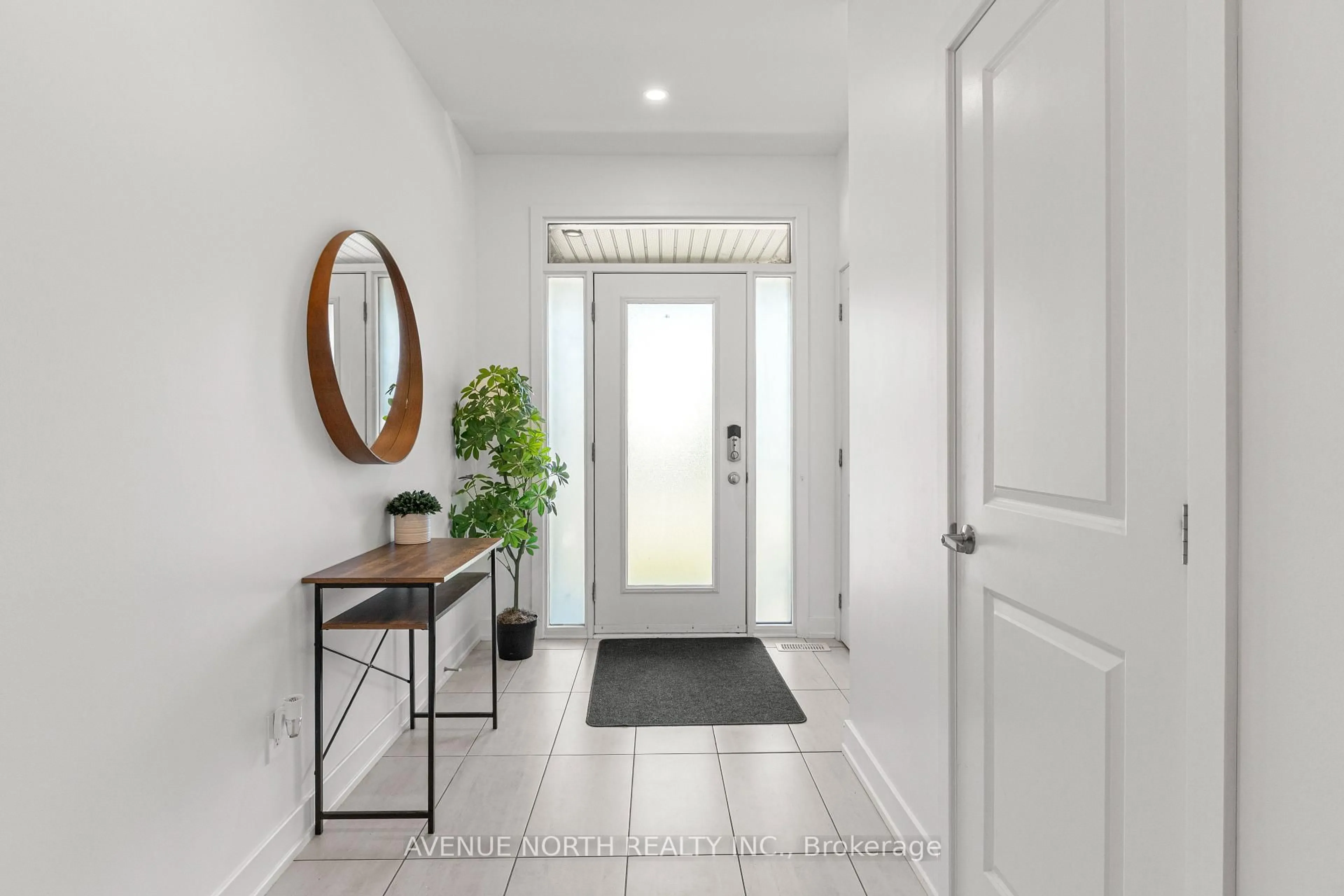 Indoor entryway for 653 Putney Cres, Ottawa Ontario K2S 2N7