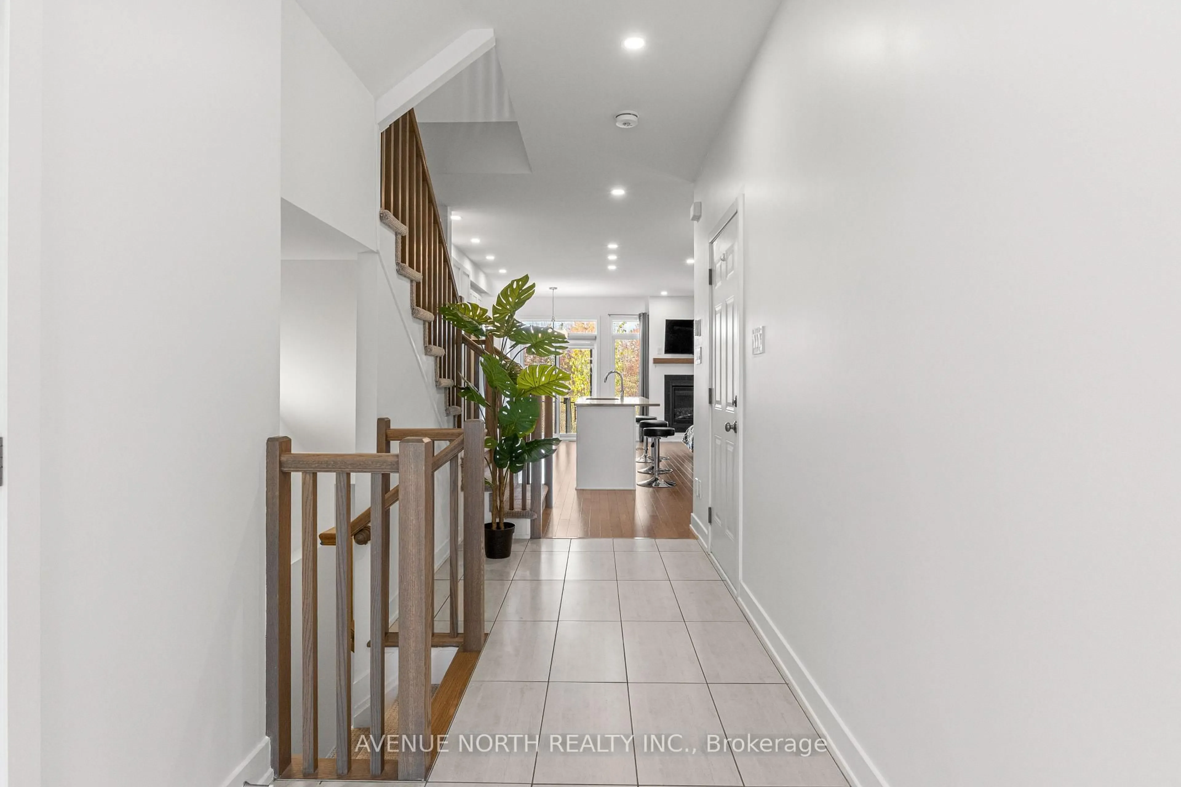 Indoor entryway for 653 Putney Cres, Ottawa Ontario K2S 2N7