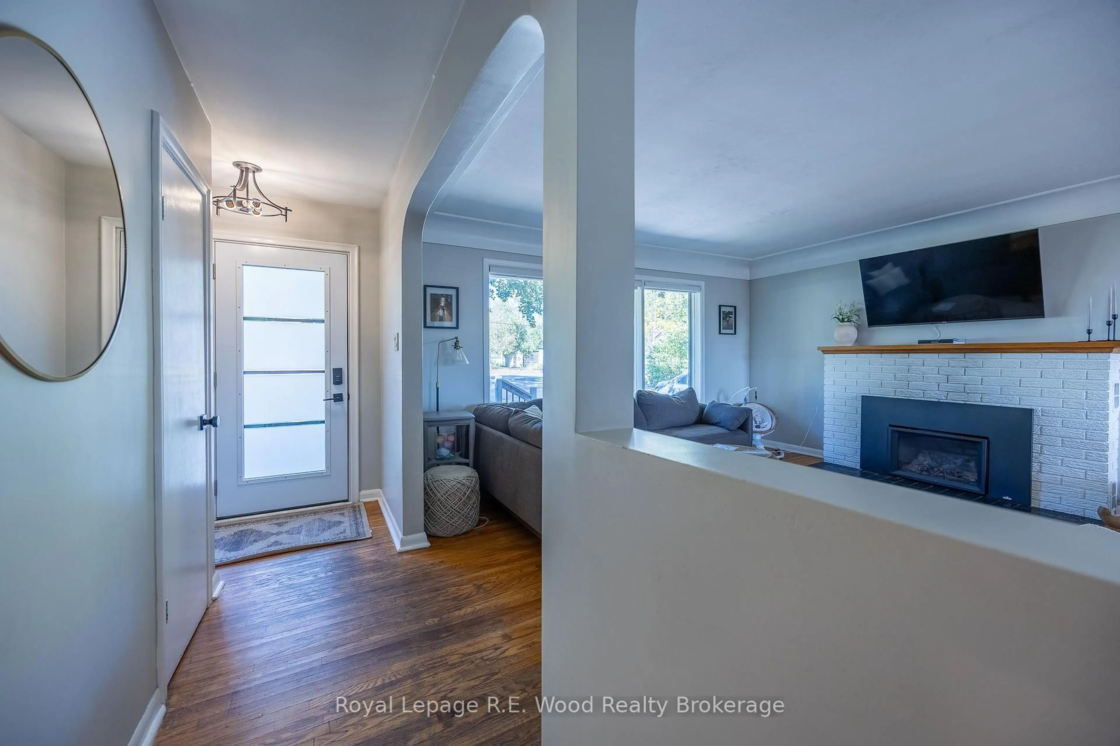 Indoor entryway for 27 North St, Tillsonburg Ontario N4G 1B9