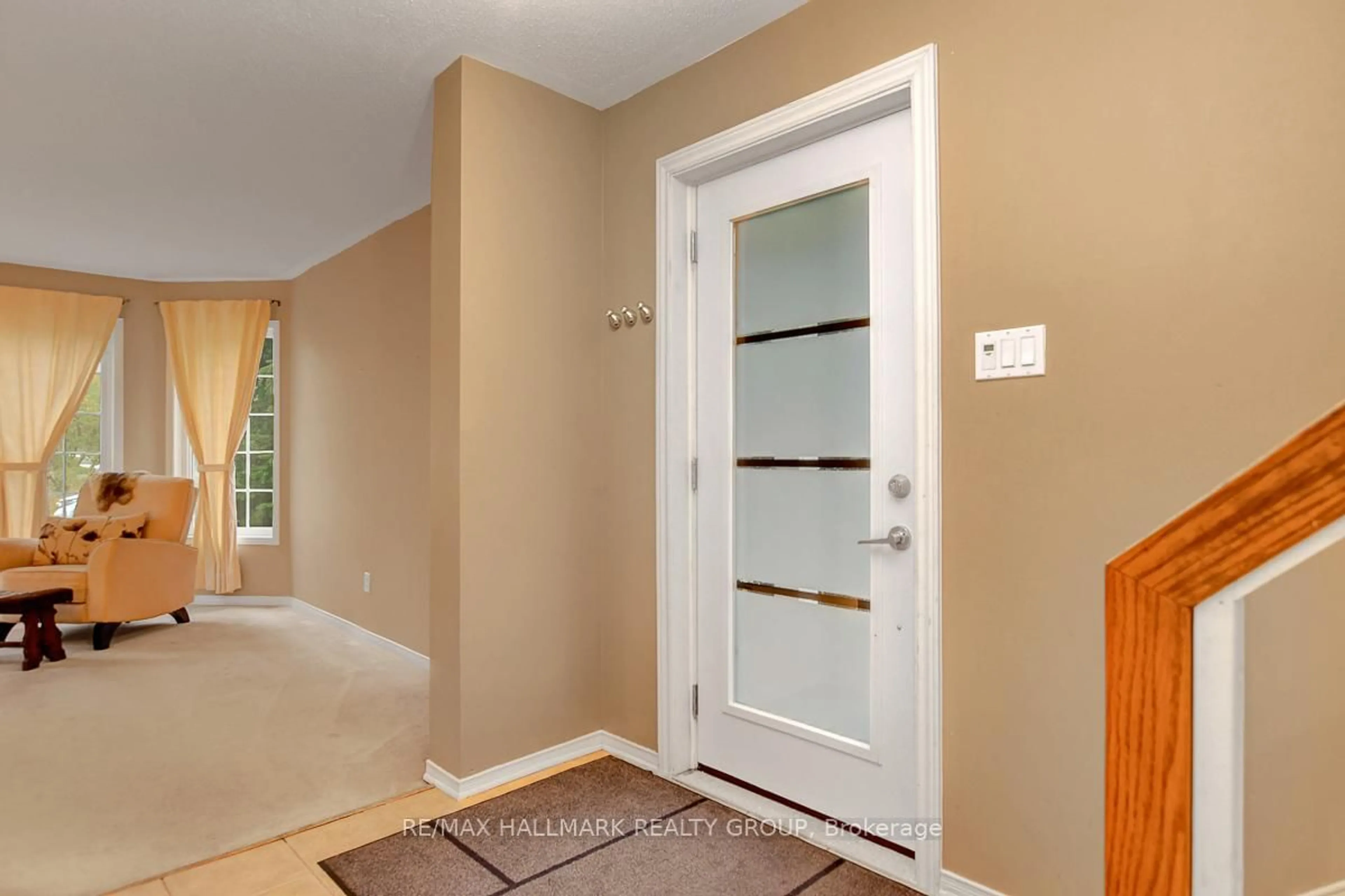 Indoor entryway for 50 Appledale Dr, Barrhaven Ontario K2J 4W5