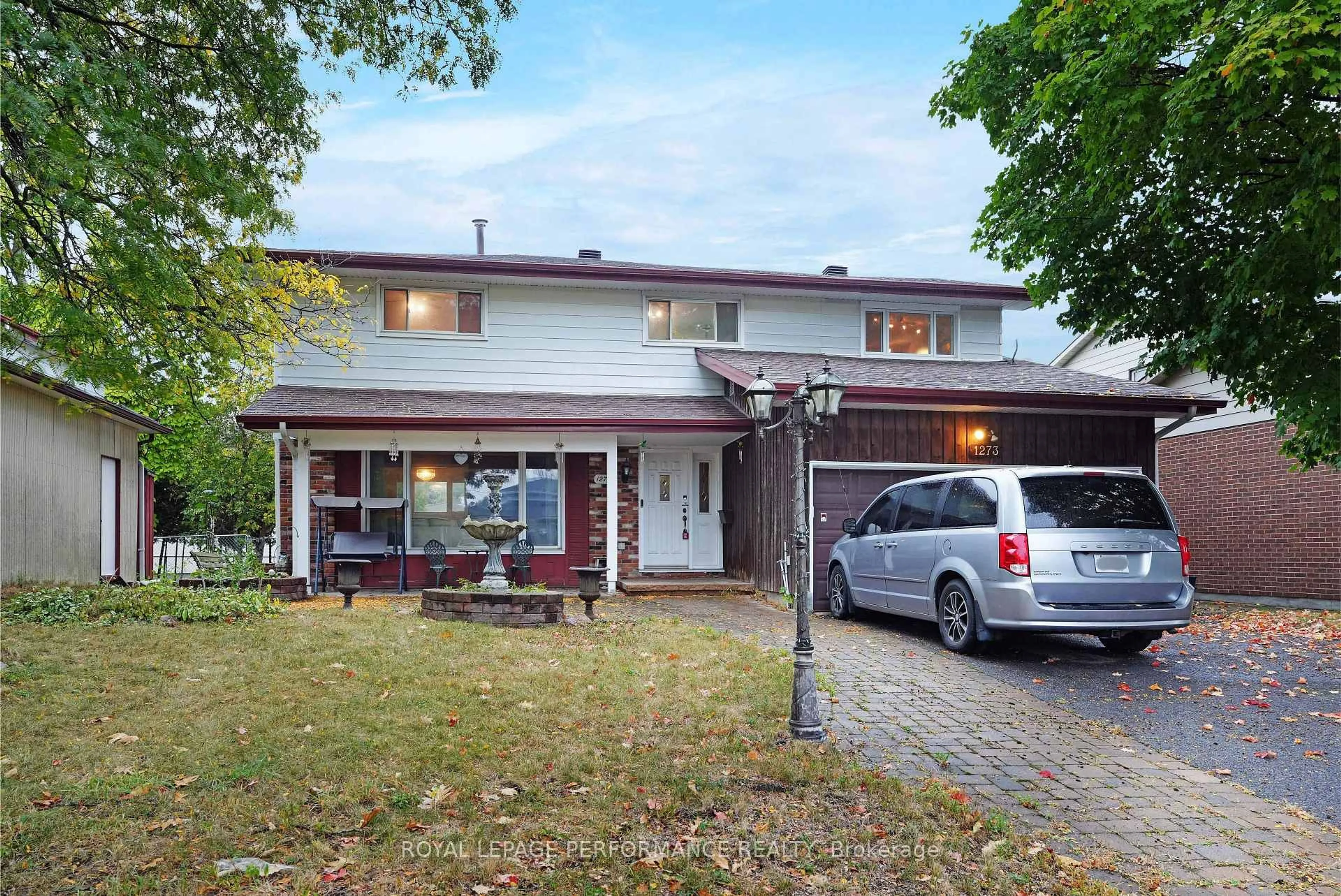 A pic from outside/outdoor area/front of a property/back of a property/a pic from drone, street for 1273 Anoka St, Ottawa Ontario K1V 6C3