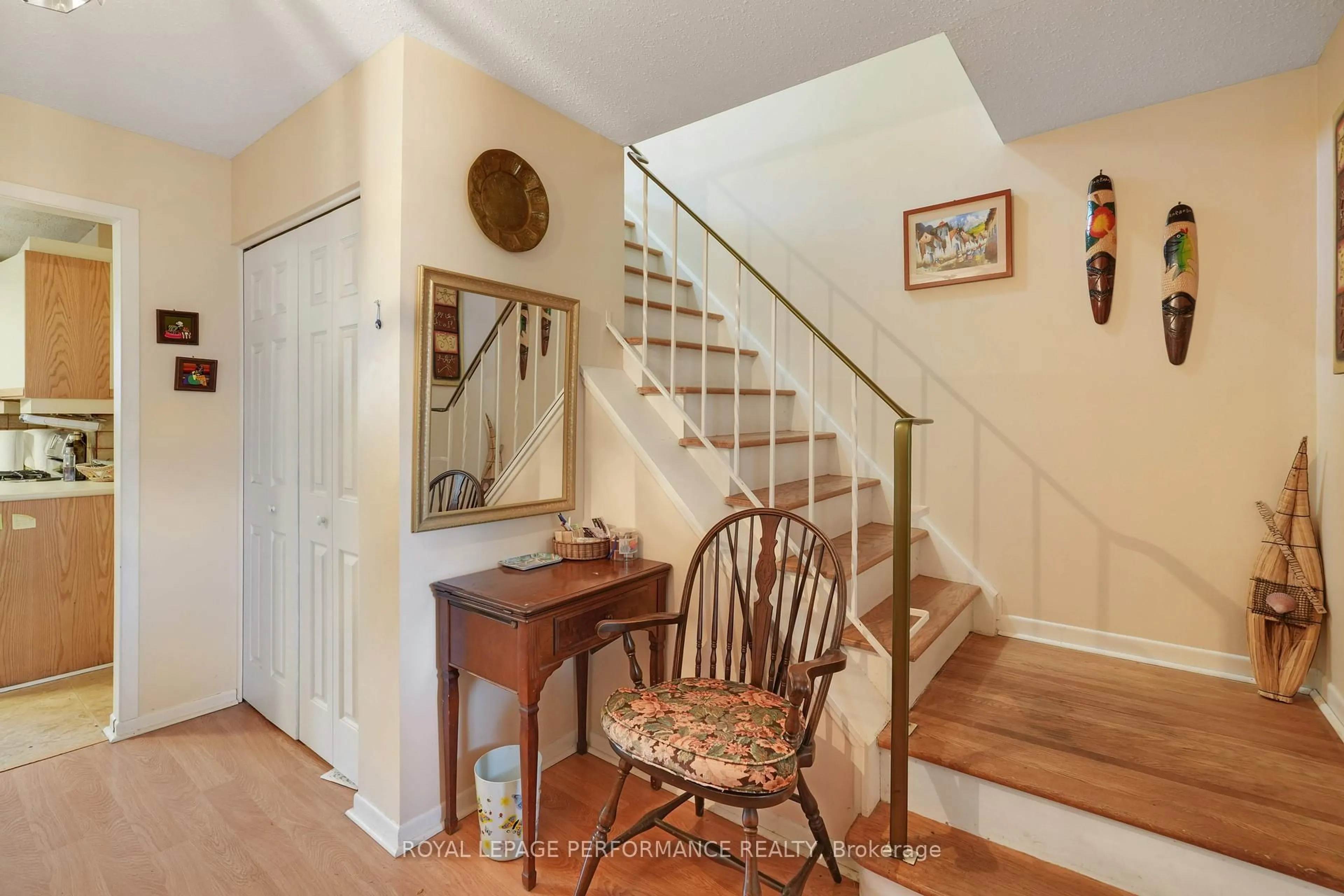 Indoor entryway for 1273 Anoka St, Ottawa Ontario K1V 6C3