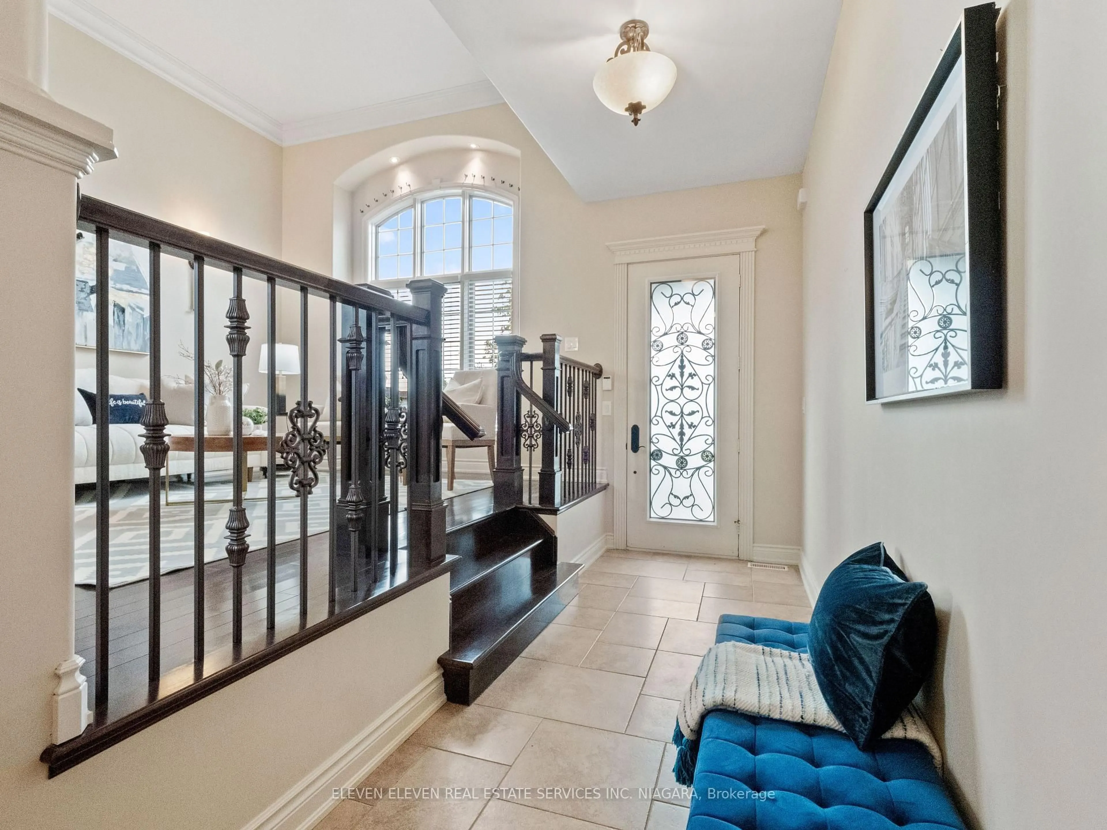 Indoor foyer for 8535 Forestview Blvd, Niagara Falls Ontario L2H 0B2