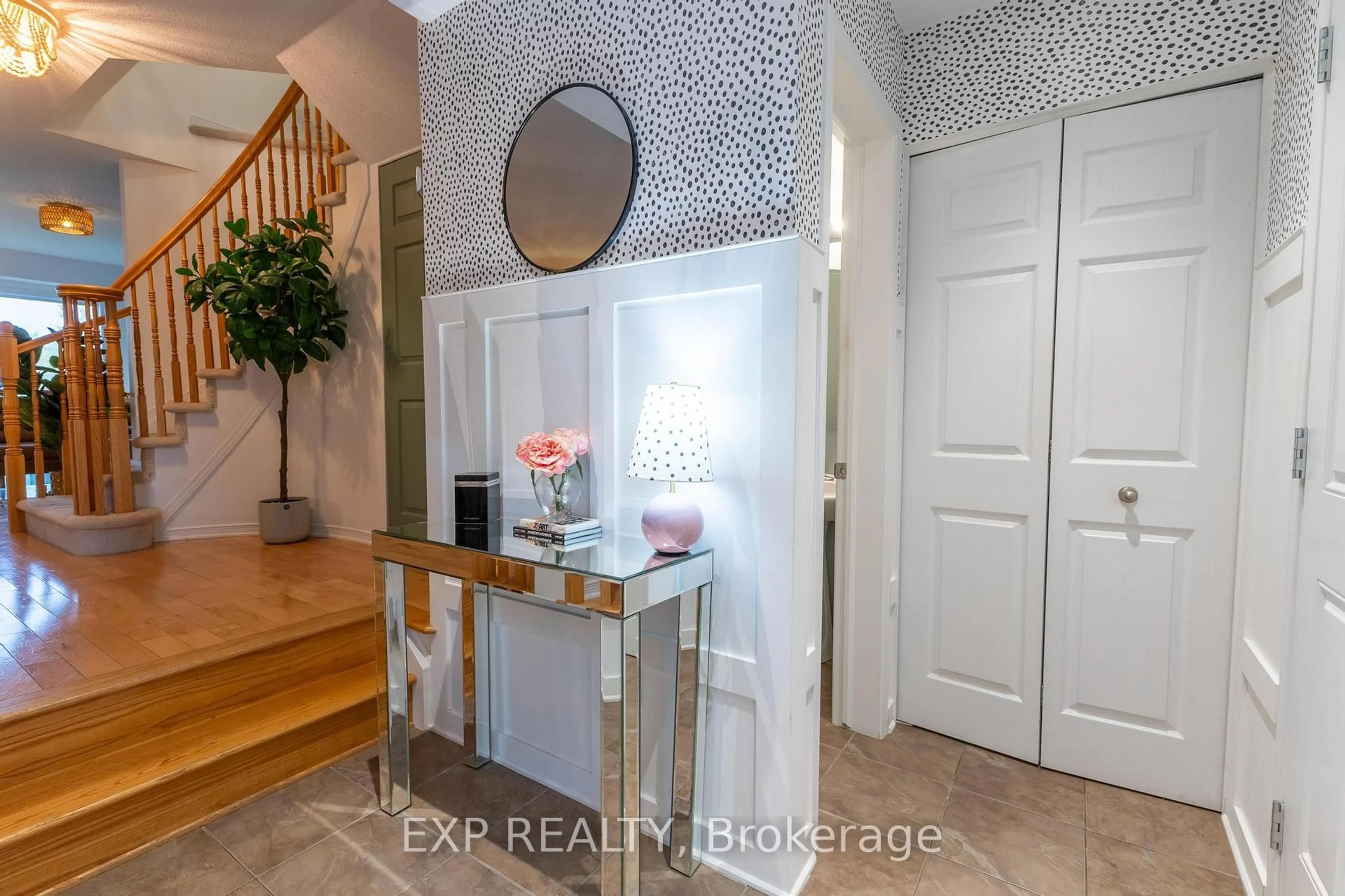 Indoor entryway for 2341 Glandriel Cres, Orleans Ontario K4A 4S8