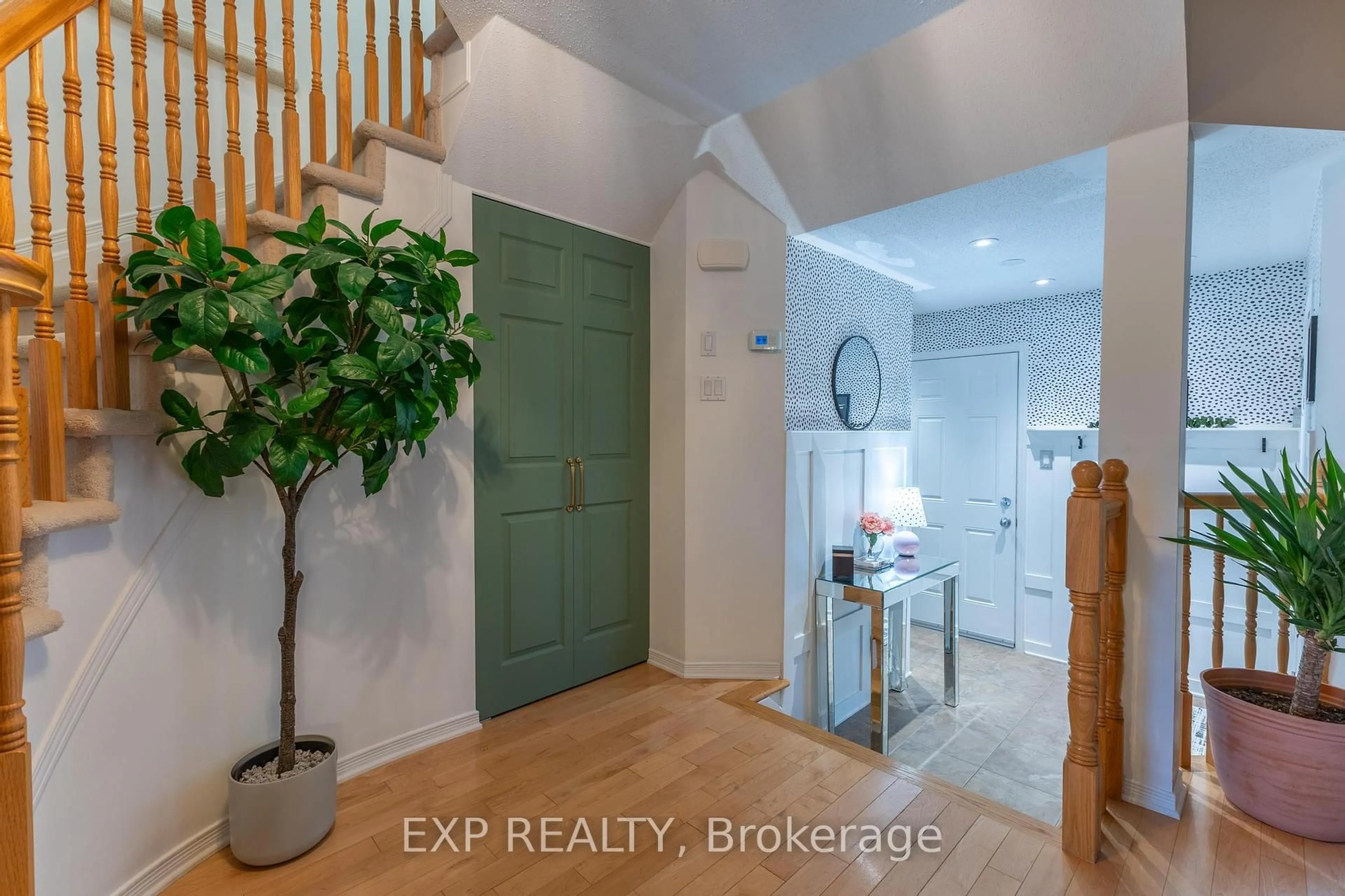 Indoor entryway for 2341 Glandriel Cres, Orleans Ontario K4A 4S8