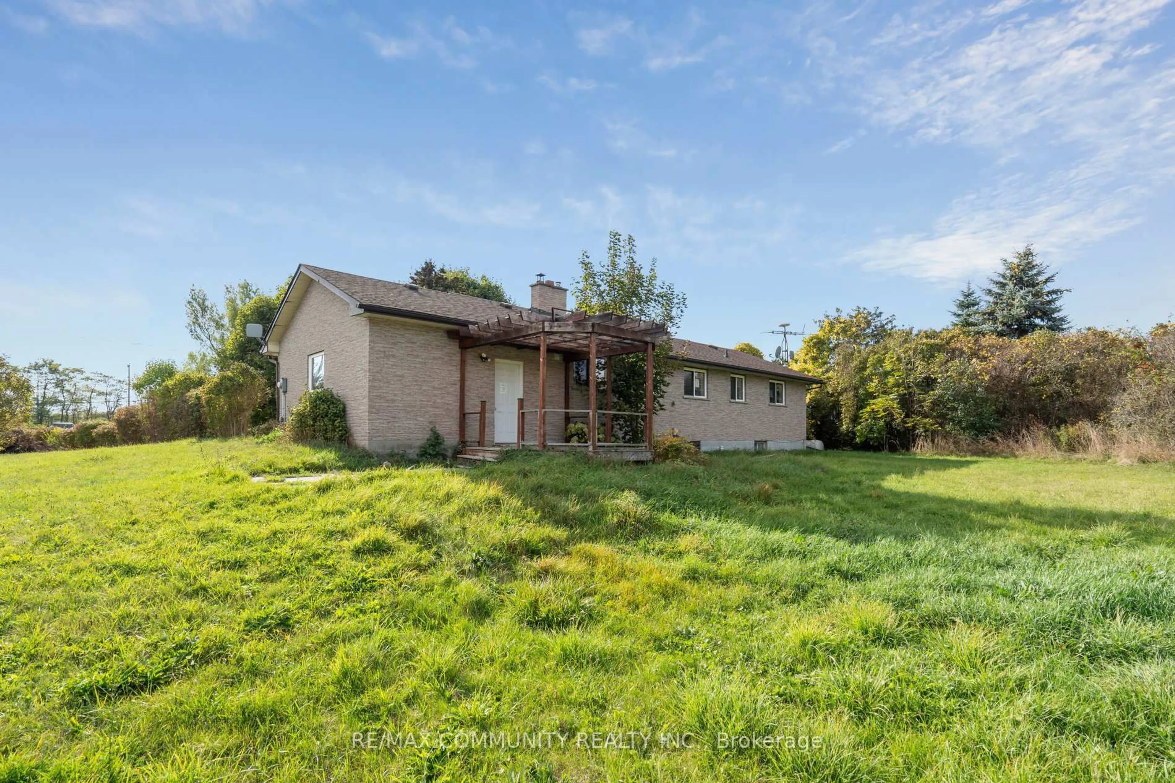 A pic from outside/outdoor area/front of a property/back of a property/a pic from drone, unknown for 1718 Hwy 6, Hamilton Ontario L8N 2Z7