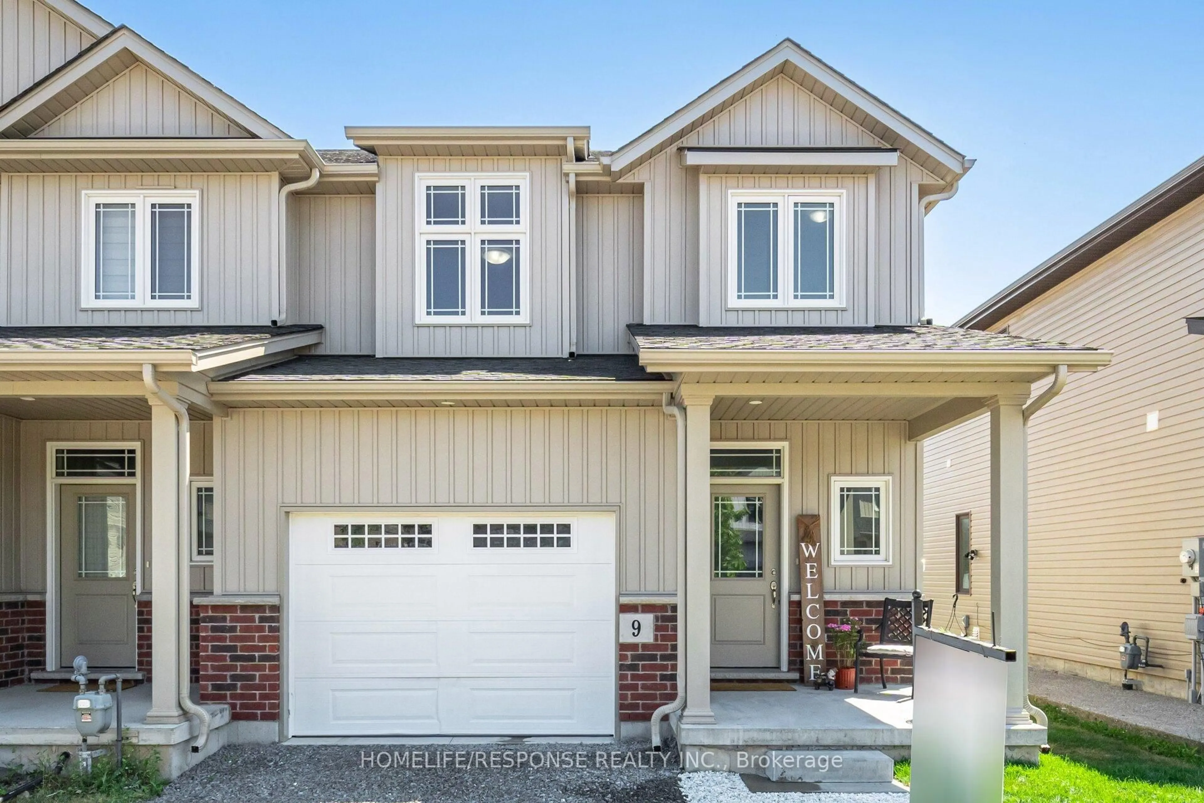 Home with vinyl exterior material, street for 9 BOWMAN Cres, Thorold Ontario L2V 0G3