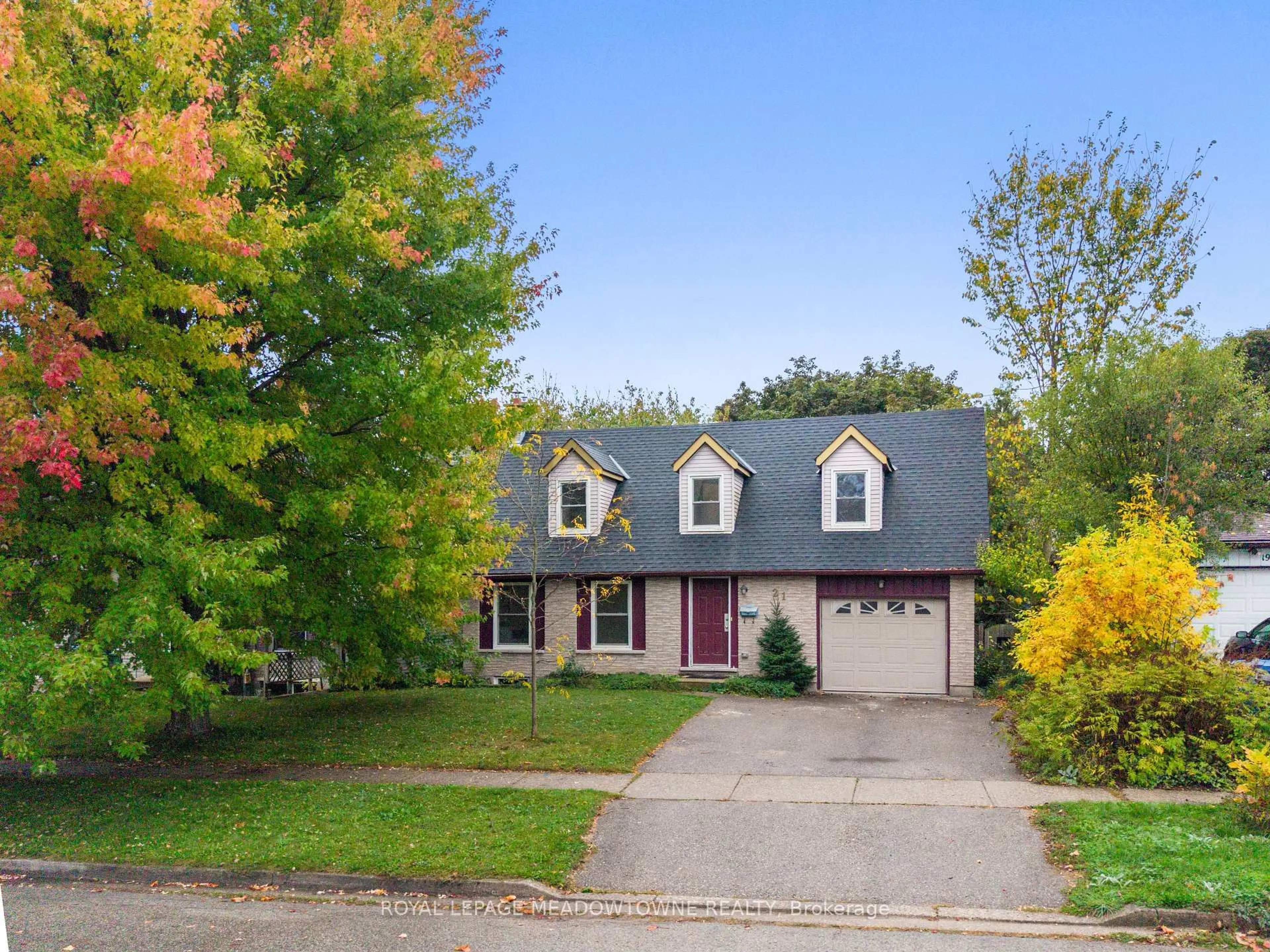 A pic from outside/outdoor area/front of a property/back of a property/a pic from drone, street for 21 Briarlea Rd, Guelph Ontario N1G 3H4