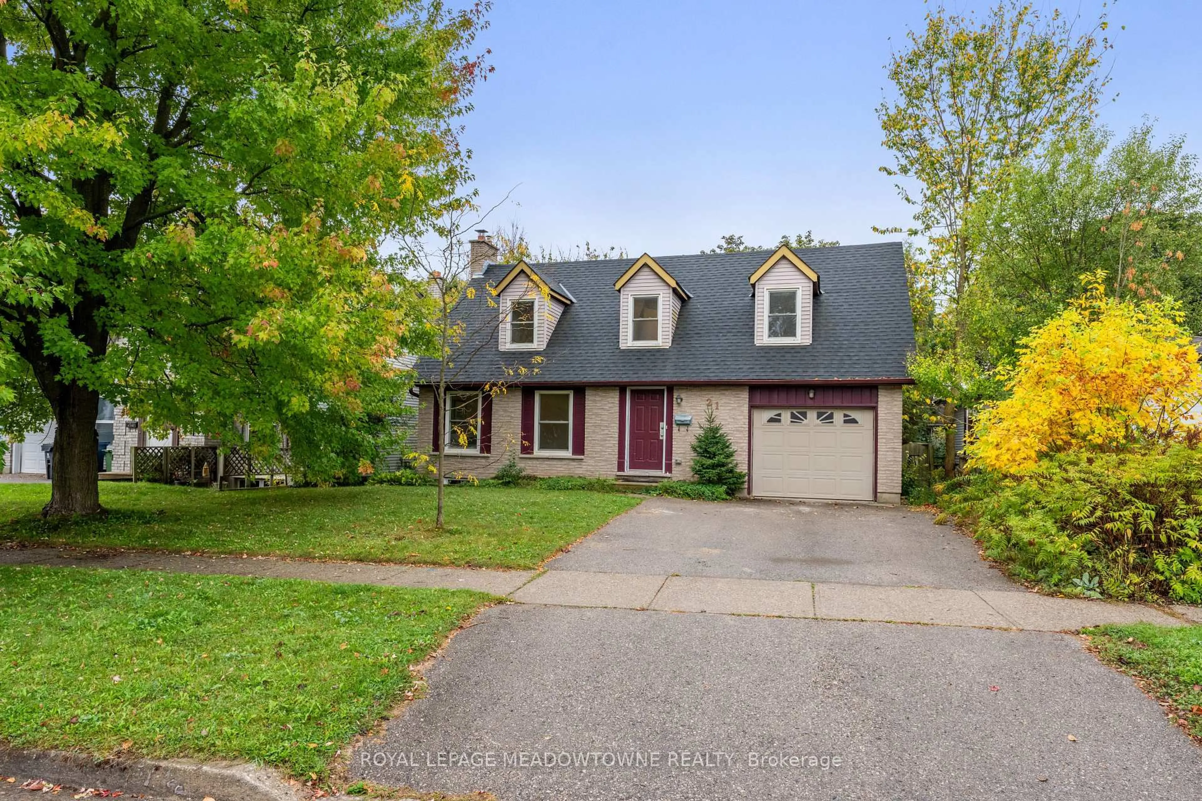 Home with vinyl exterior material, street for 21 Briarlea Rd, Guelph Ontario N1G 3H4