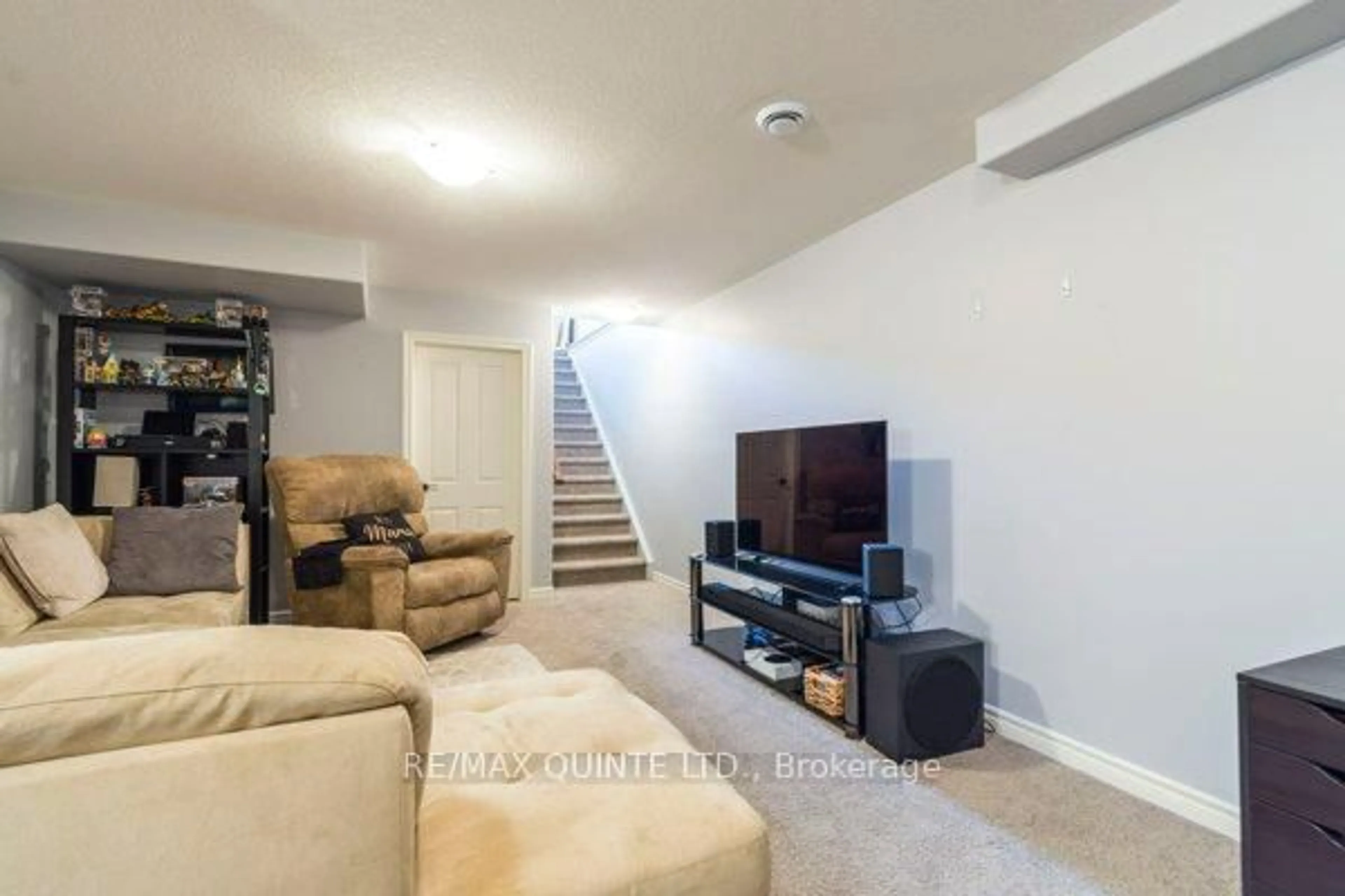 Unknown for 33 Chinook St, Belleville Ontario K8P 0C6
