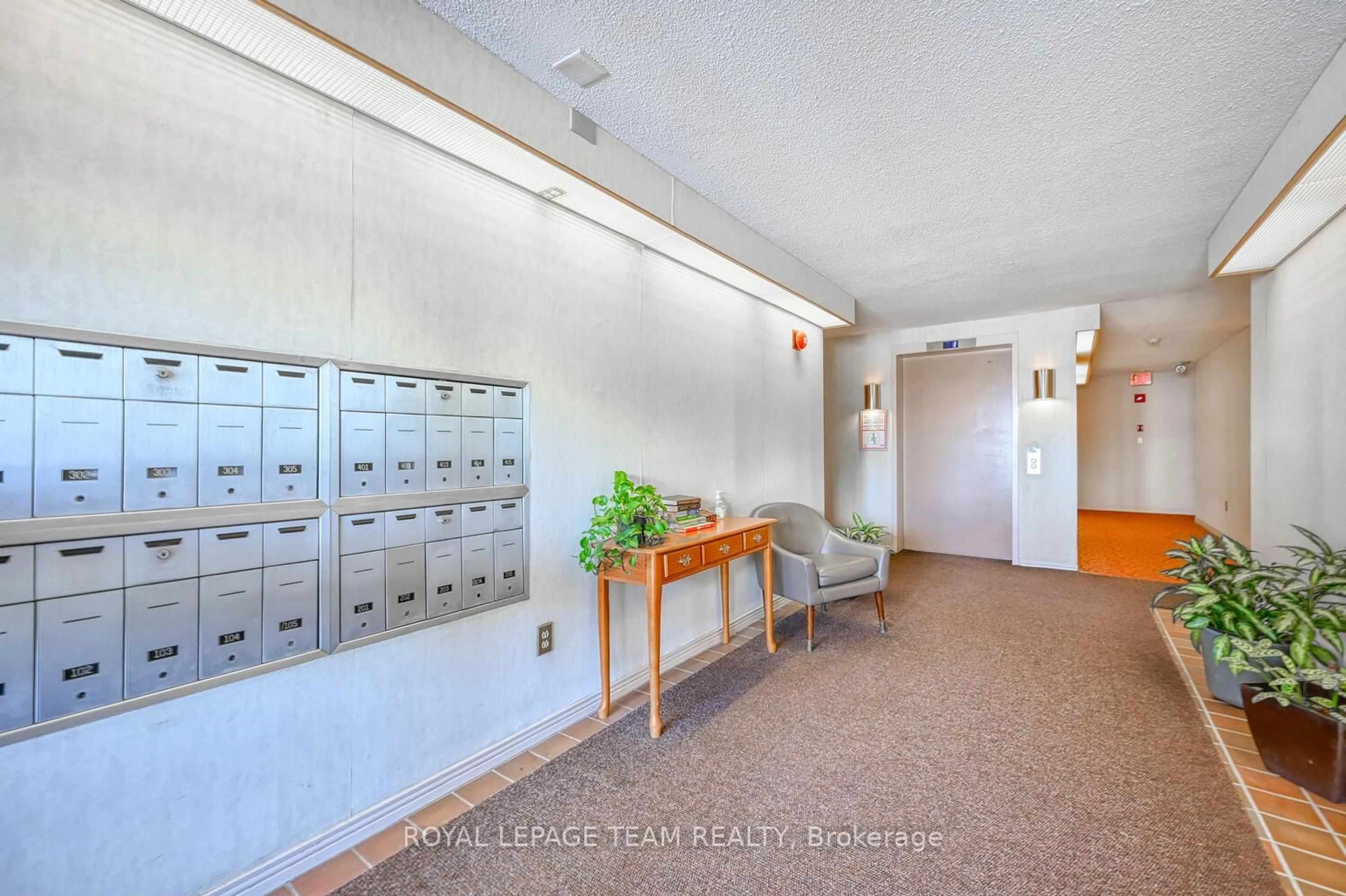 Indoor foyer for 800 Mckellar Ave #403, Ottawa Ontario K2A 2X5