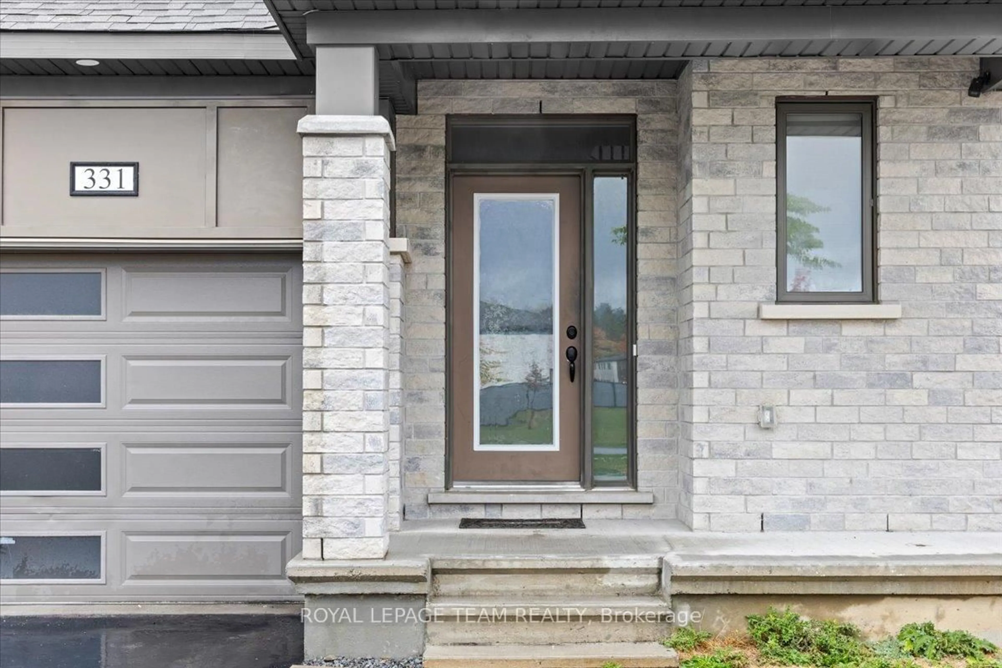 Home with brick exterior material, street for 331 Crossway Terr, Stittsville Ontario K2S 2Z3