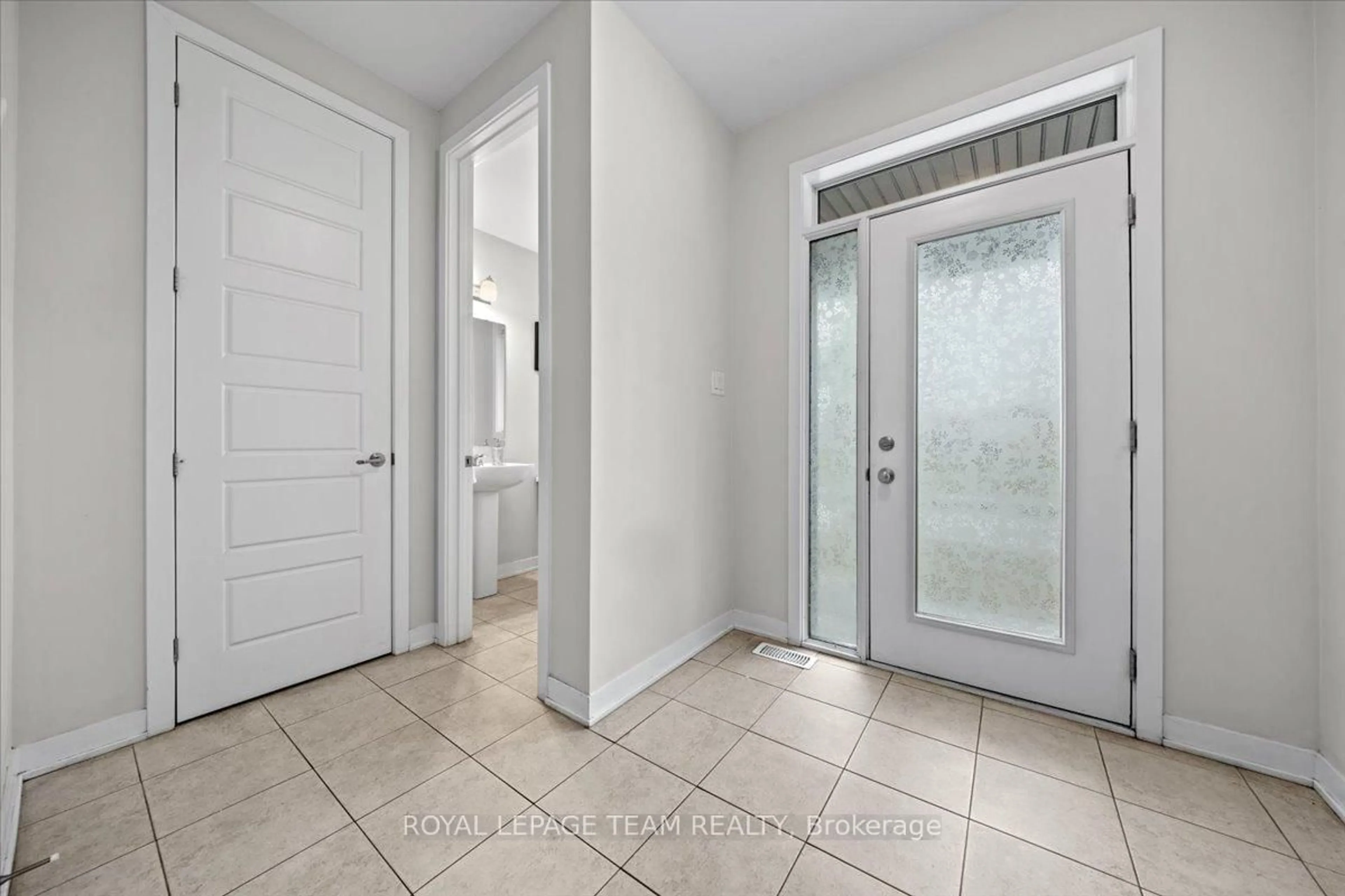 Indoor entryway for 331 Crossway Terr, Stittsville Ontario K2S 2Z3