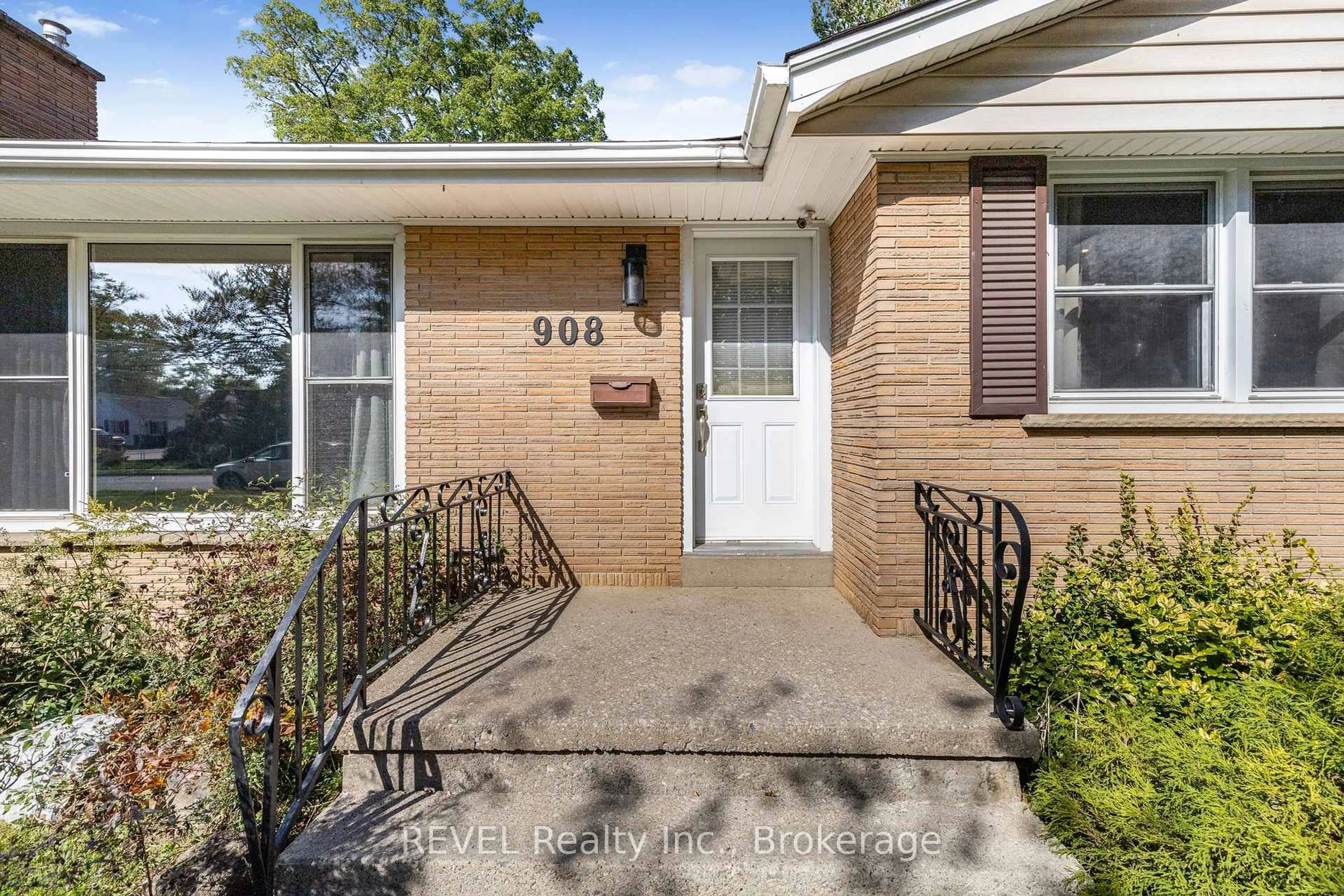 Home with brick exterior material, street for 908 Cedar St, Haldimand Ontario N1A 2K3