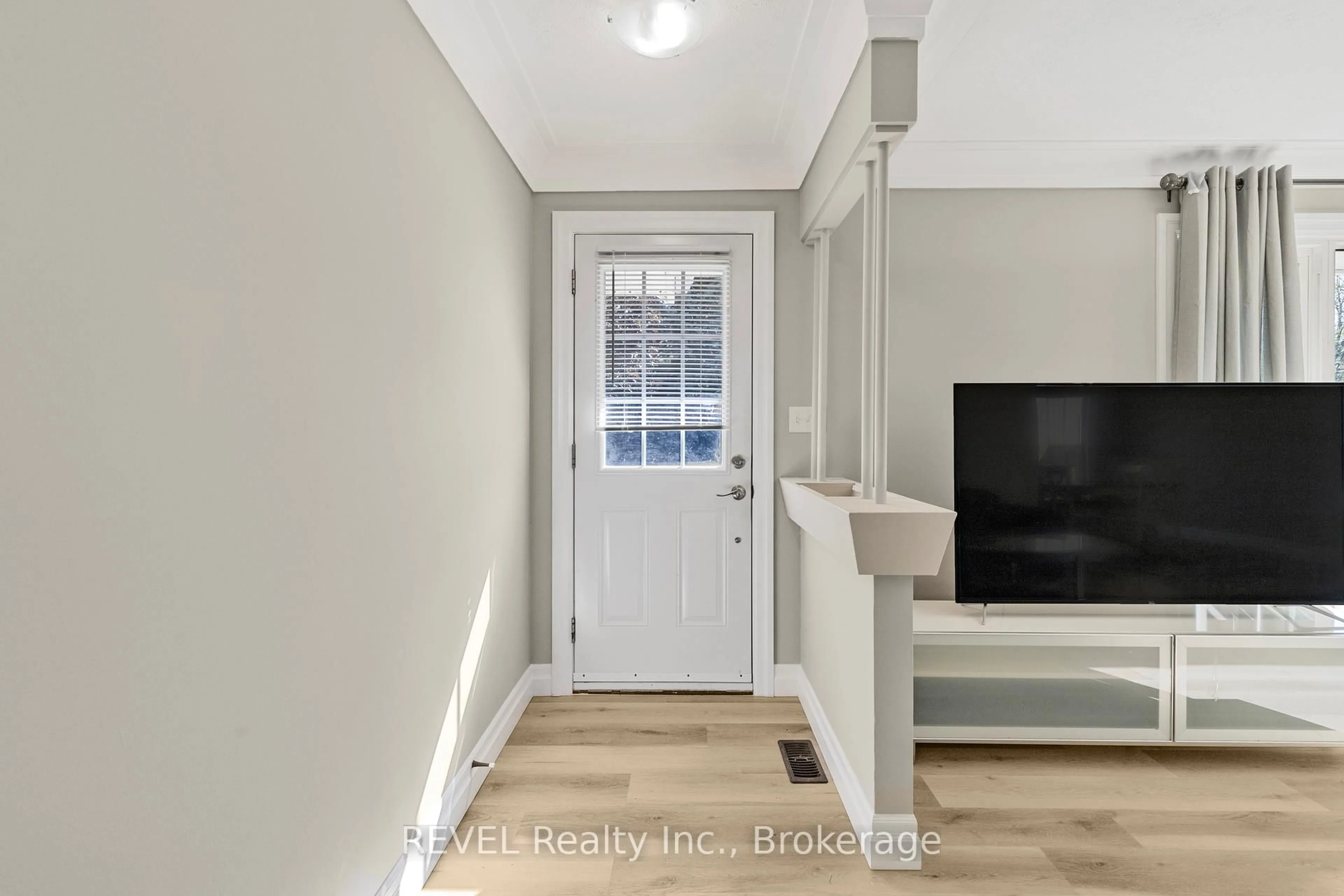 Indoor entryway for 908 Cedar St, Haldimand Ontario N1A 2K3