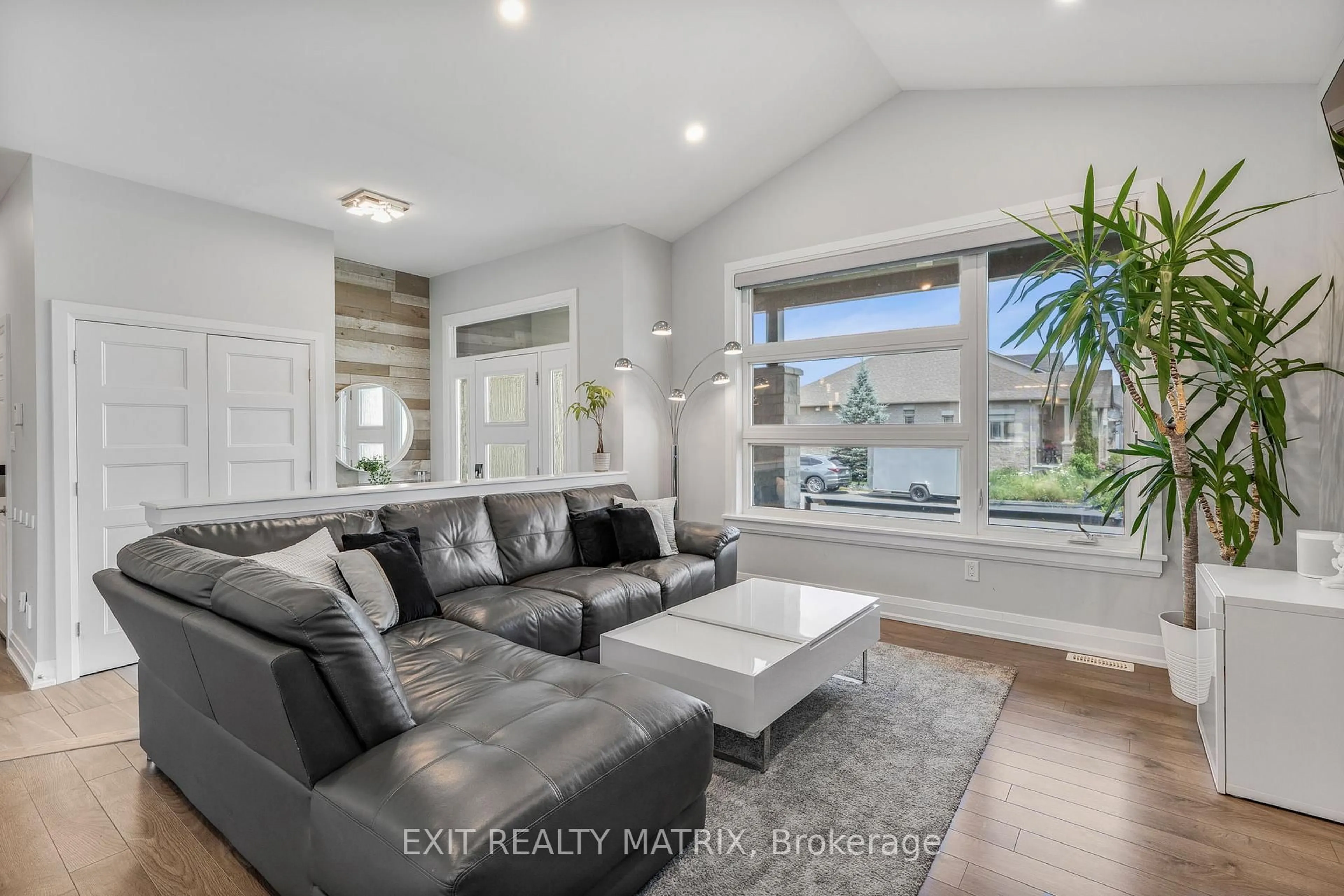 Living room with furniture, unknown for 101 Lyon St, Russell Ontario K0A 1W0