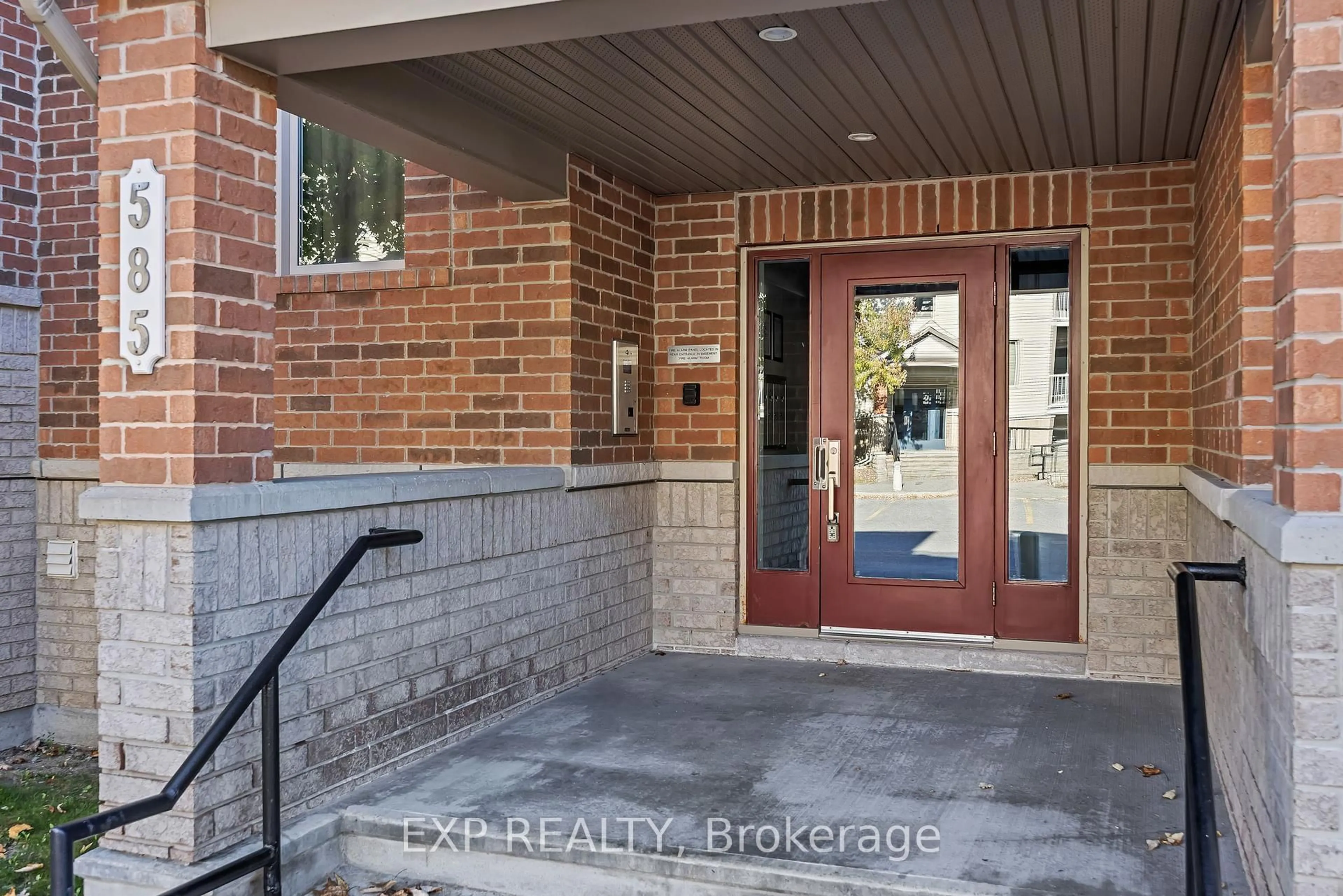 Indoor entryway for 585 Stonefield Private #6, Ottawa Ontario K2G 4R4