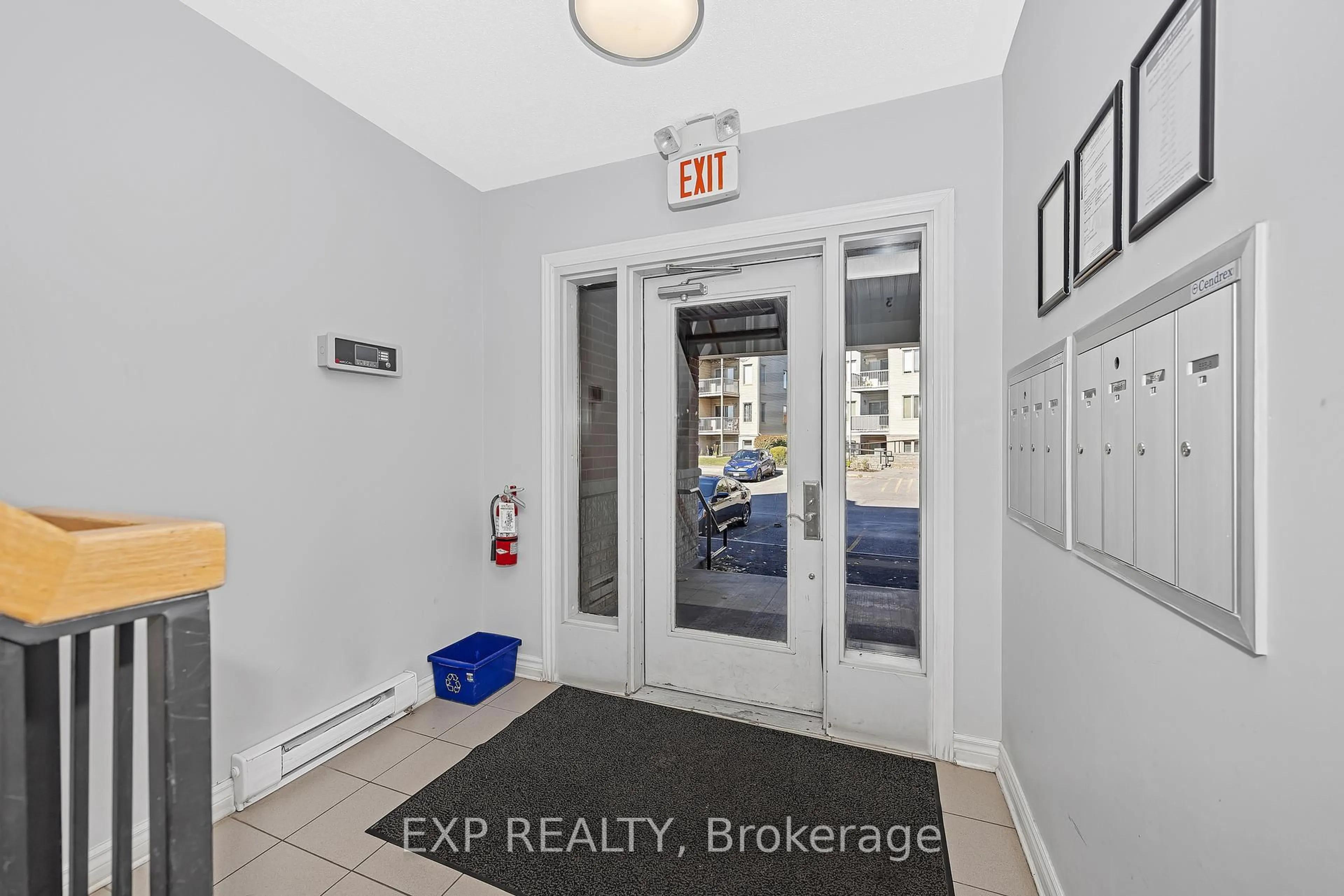 Indoor entryway for 585 Stonefield Private #6, Ottawa Ontario K2G 4R4