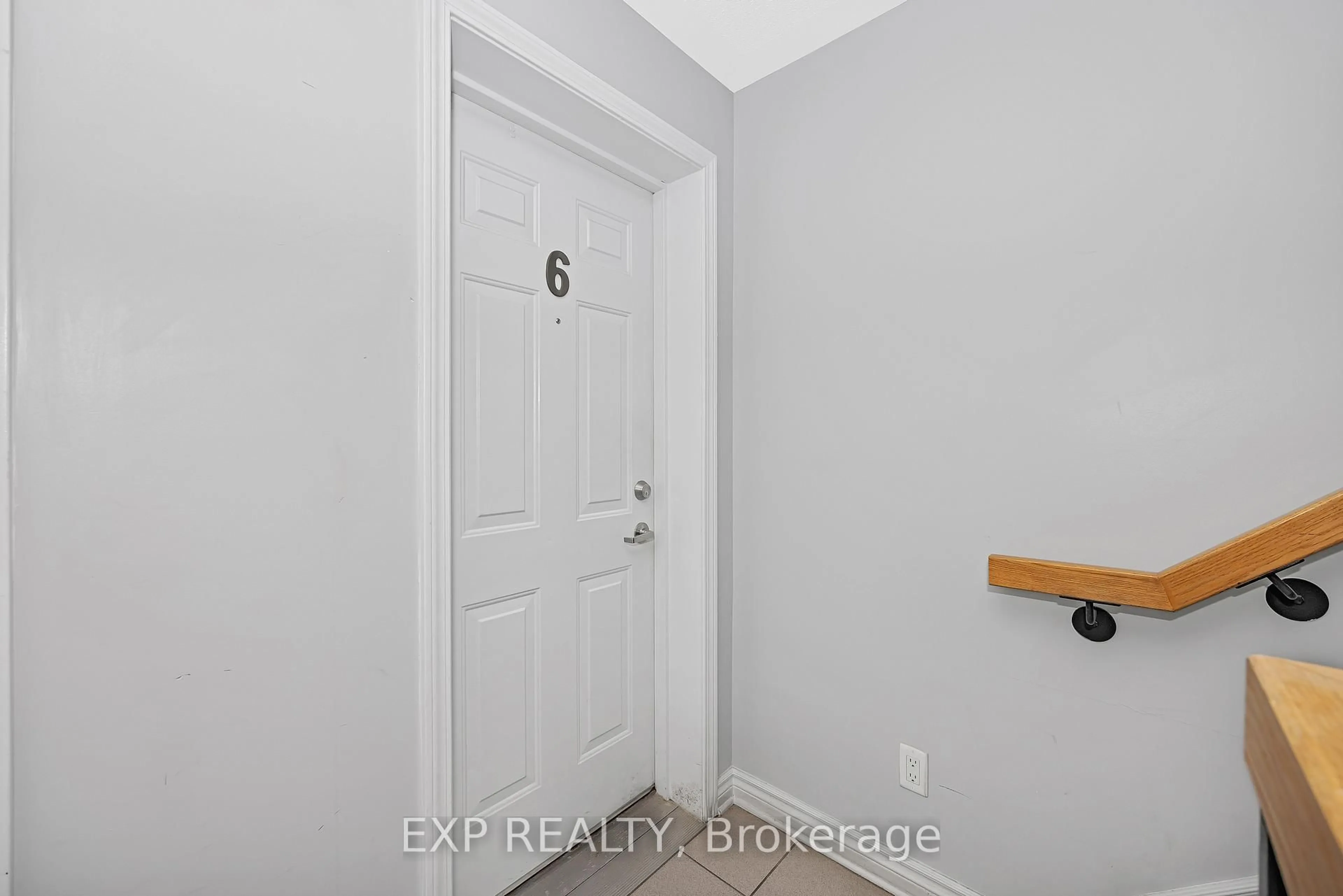 Indoor entryway for 585 Stonefield Private #6, Ottawa Ontario K2G 4R4