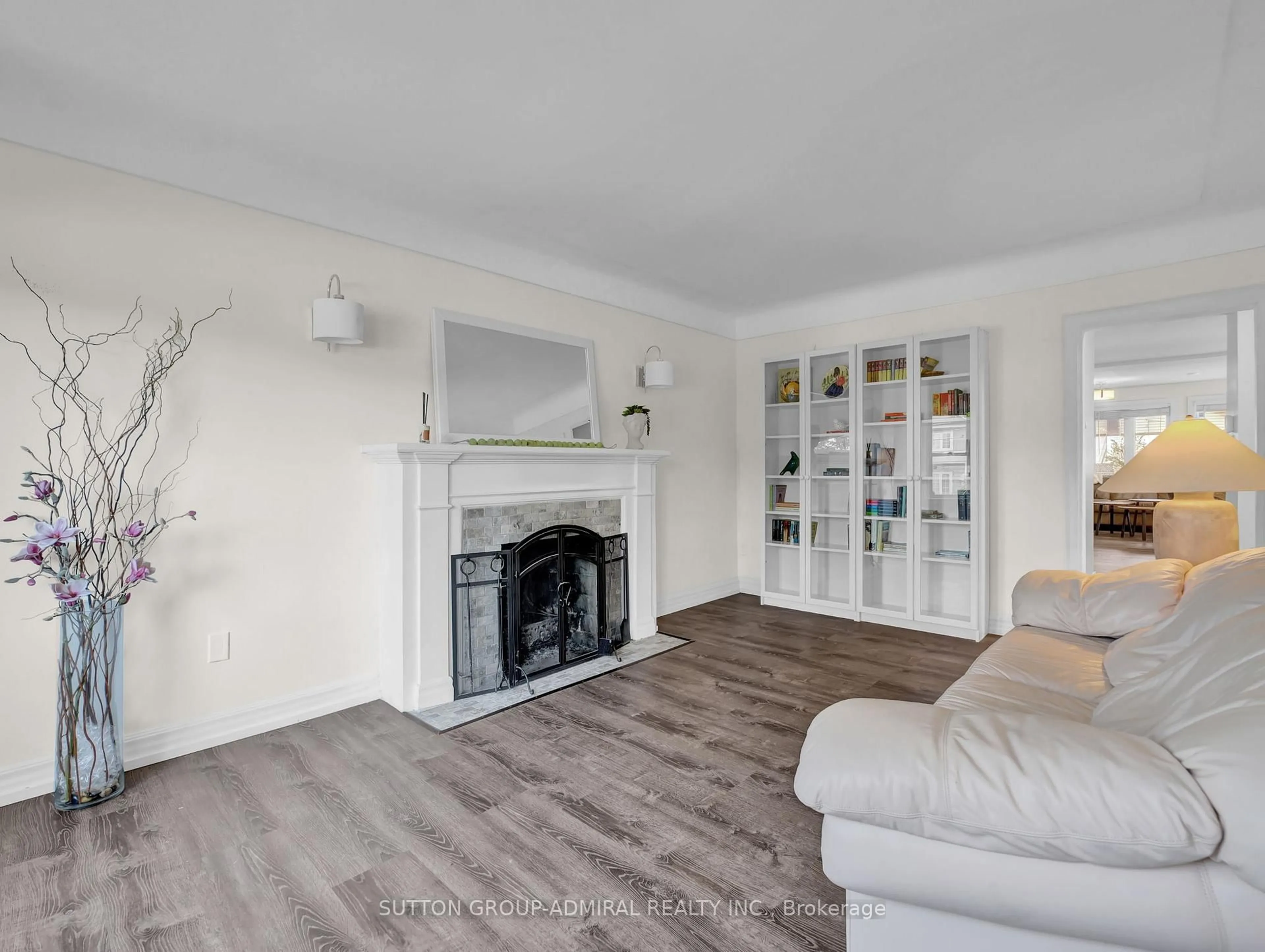 Living room with furniture, wood/laminate floor for 365 Beach Blvd, Hamilton Ontario L8H 6W6