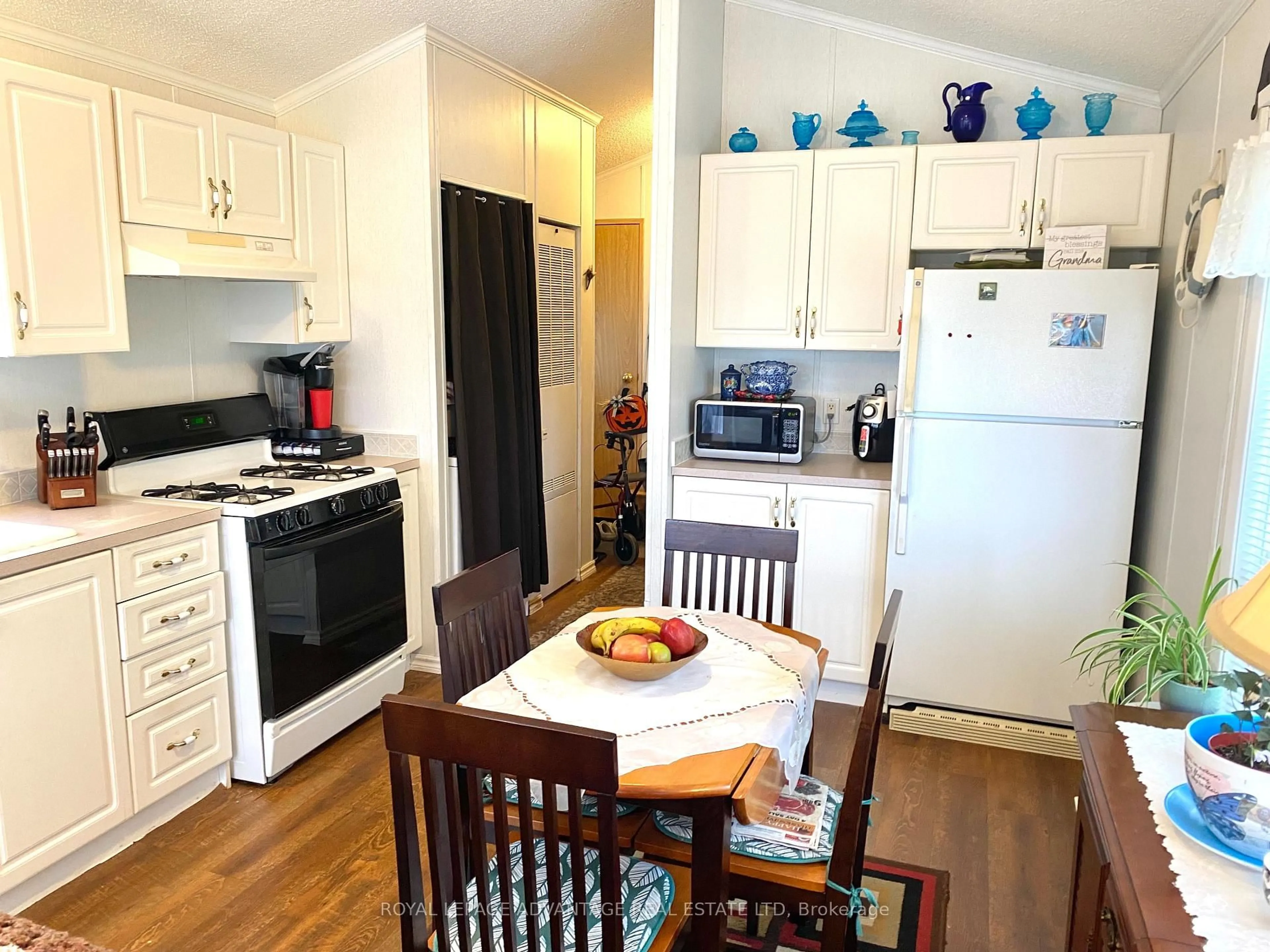 Standard kitchen, wood/laminate floor for 15 Saddle Ave, Rideau Lakes Ontario K7A 4S5