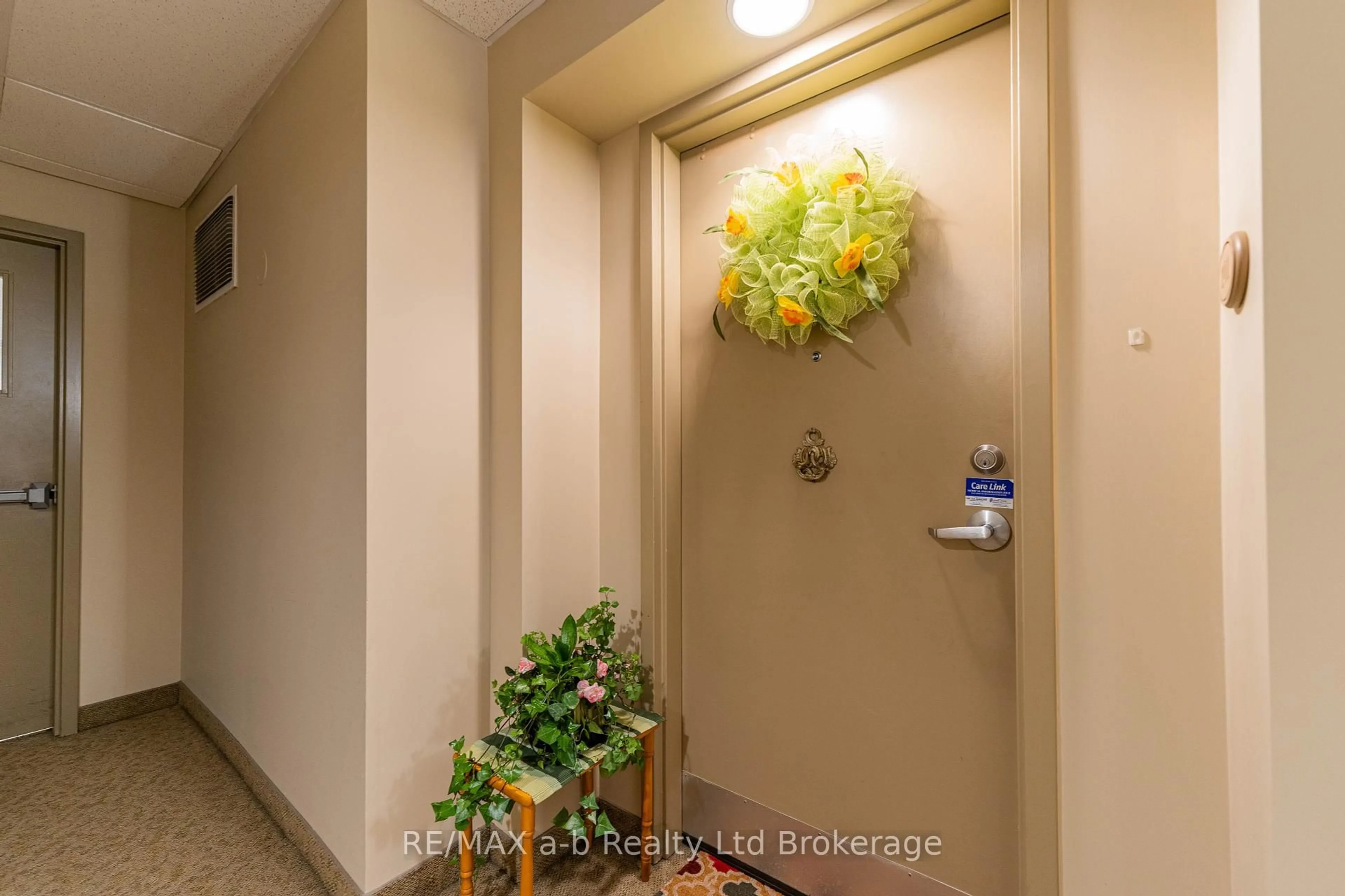 Indoor foyer for 80 BRIDGE St #101, Tillsonburg Ontario N4G 1T2