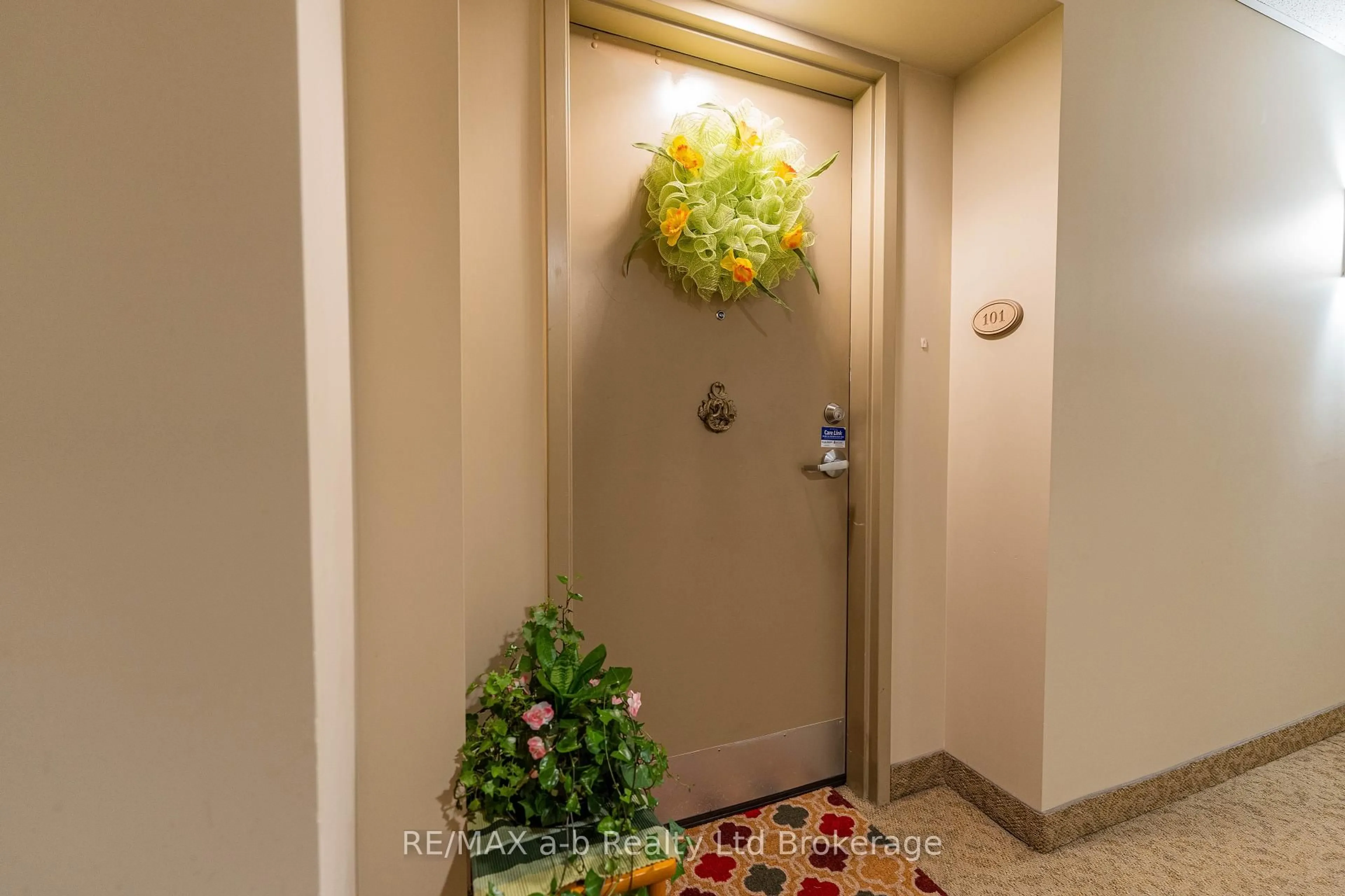 Indoor entryway for 80 BRIDGE St #101, Tillsonburg Ontario N4G 1T2