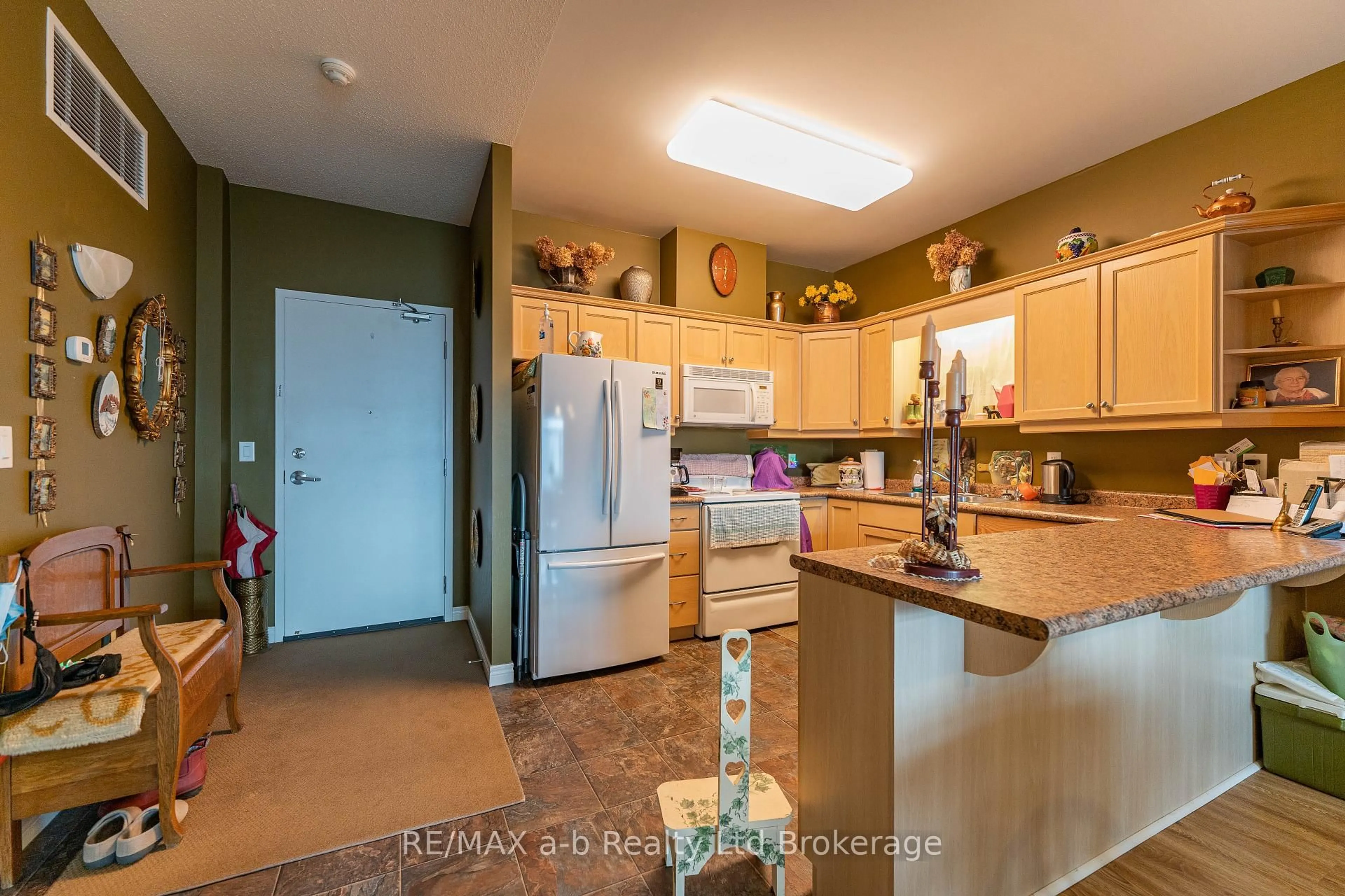 Open concept kitchen, ceramic/tile floor for 80 BRIDGE St #101, Tillsonburg Ontario N4G 1T2