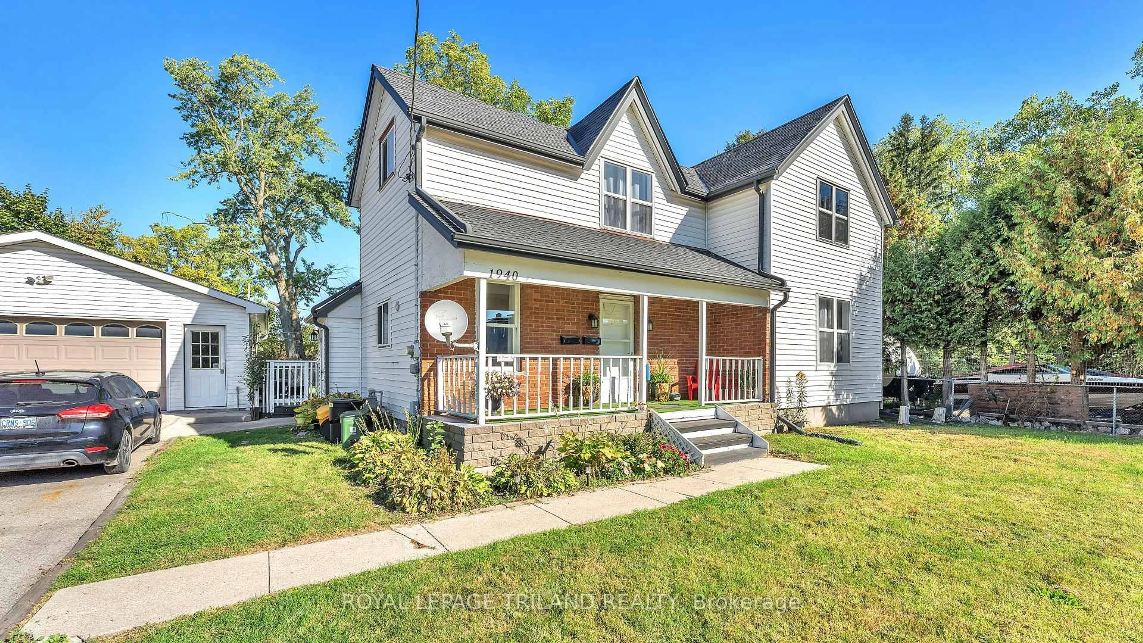 Home with vinyl exterior material, street for 1940 Trafalgar St, London East Ontario N5V 1A2