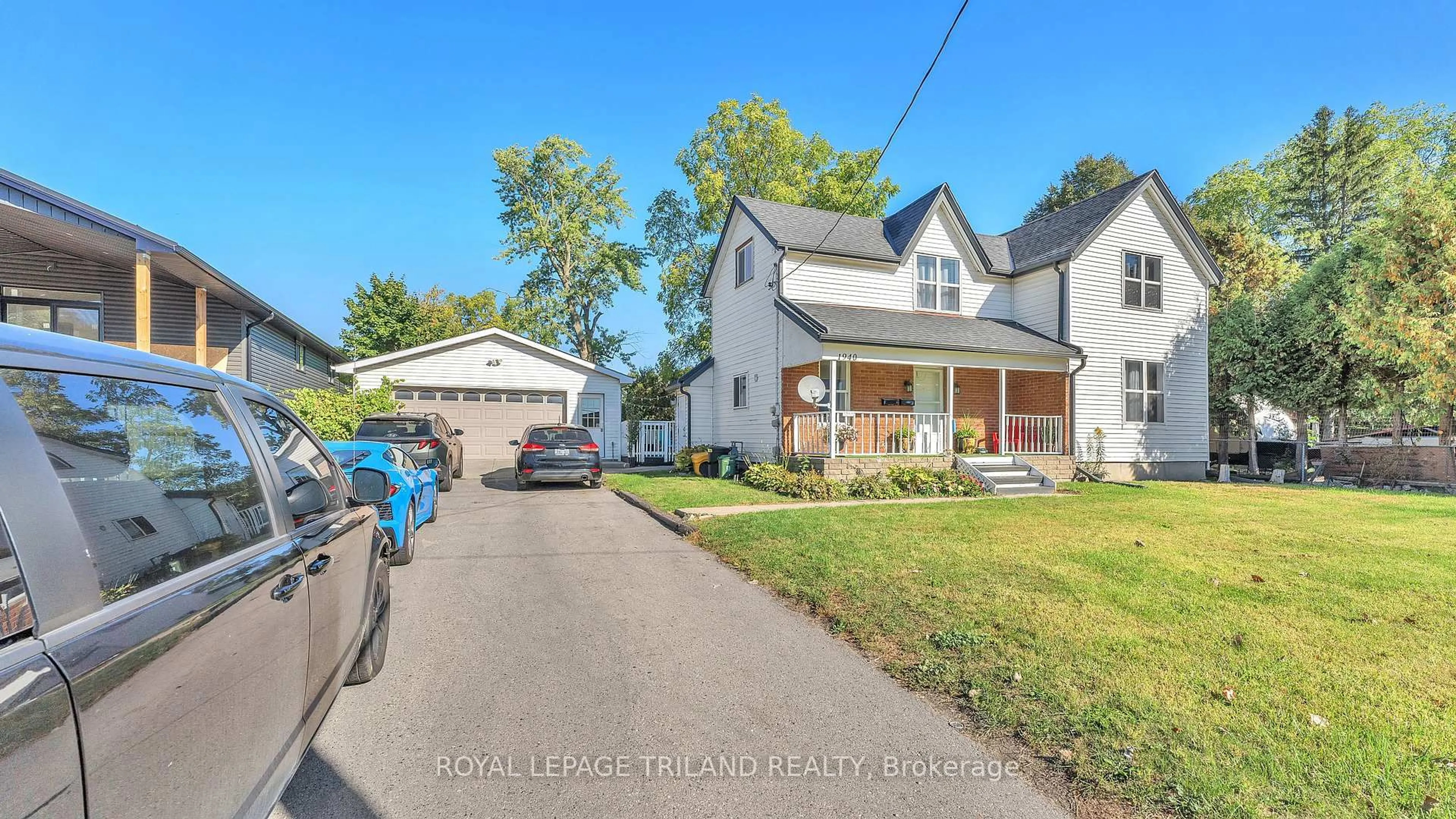 A pic from outside/outdoor area/front of a property/back of a property/a pic from drone, street for 1940 Trafalgar St, London East Ontario N5V 1A2